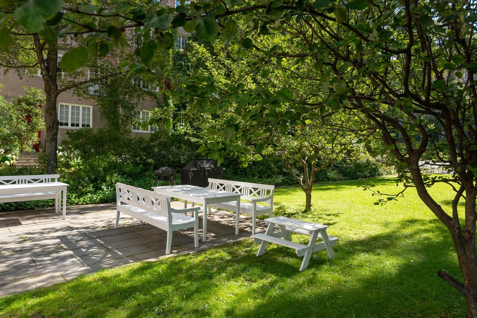 Sommerbilder av bakgård Galleribilde