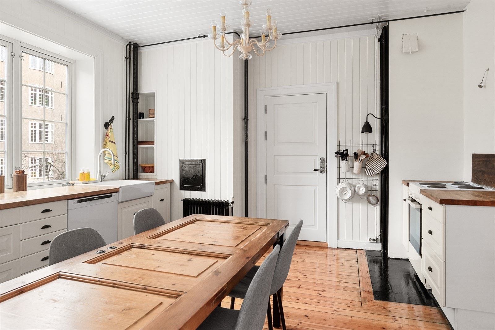 Utgang til baktrapp fra kjøkkenet. Svært praktisk bod på 2 kvm rett utenfor døren. Det er også direkte adkomst til sameiets bakhave via baktrappen. Galleribilde