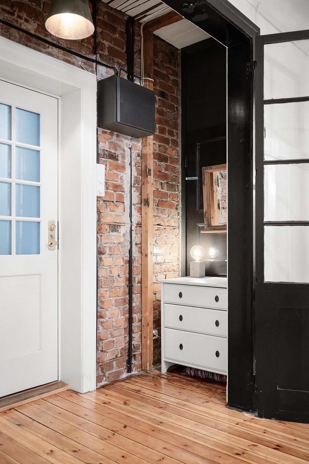 Entré med innebygget gardobeskap og plass til kommode. Galleribilde