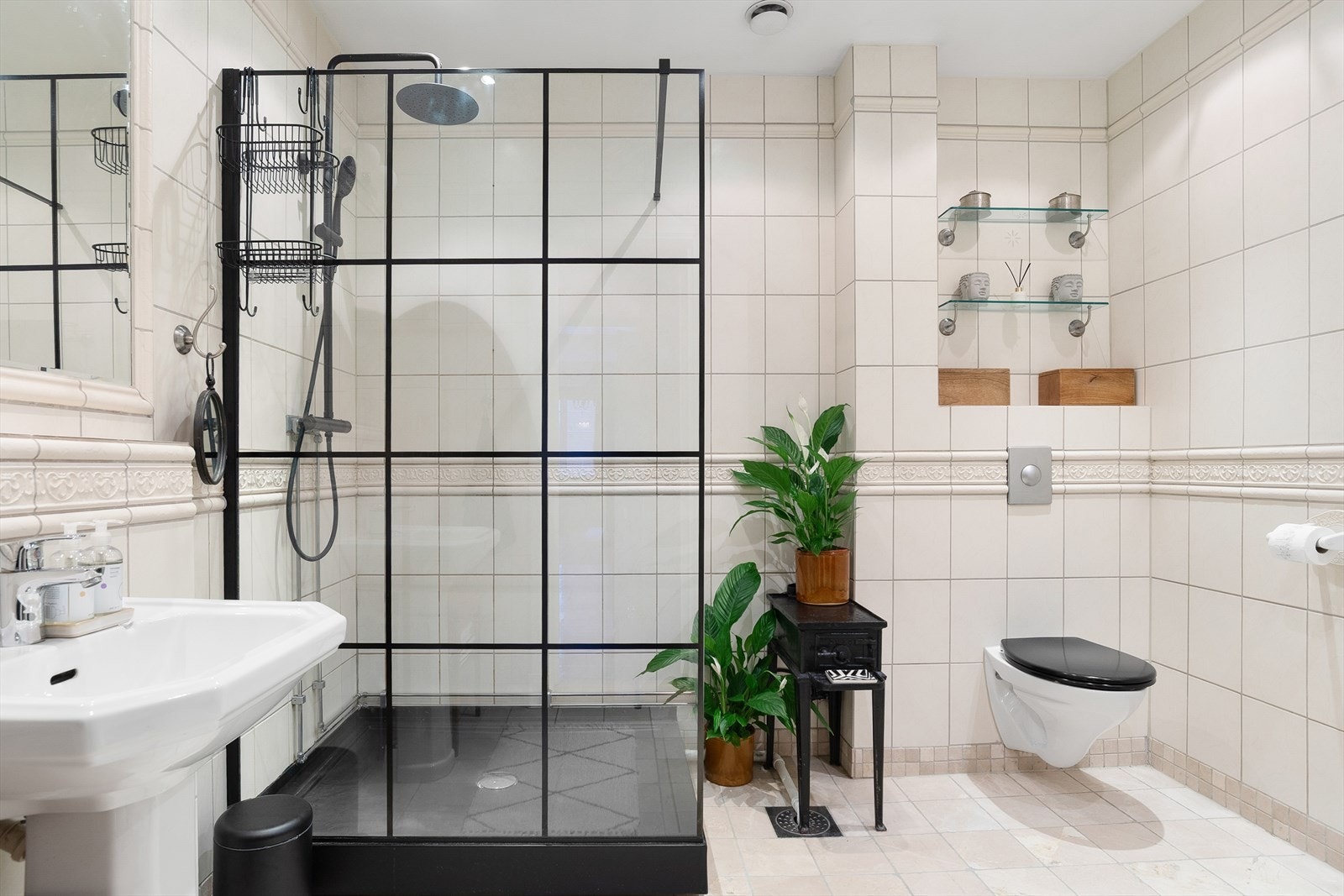 Bad pusset opp i 2008. Oppgradert i 2021 med nytt dusjkar, dusjvegg, dusj blandebatteri og blandebatteri. Galleribilde