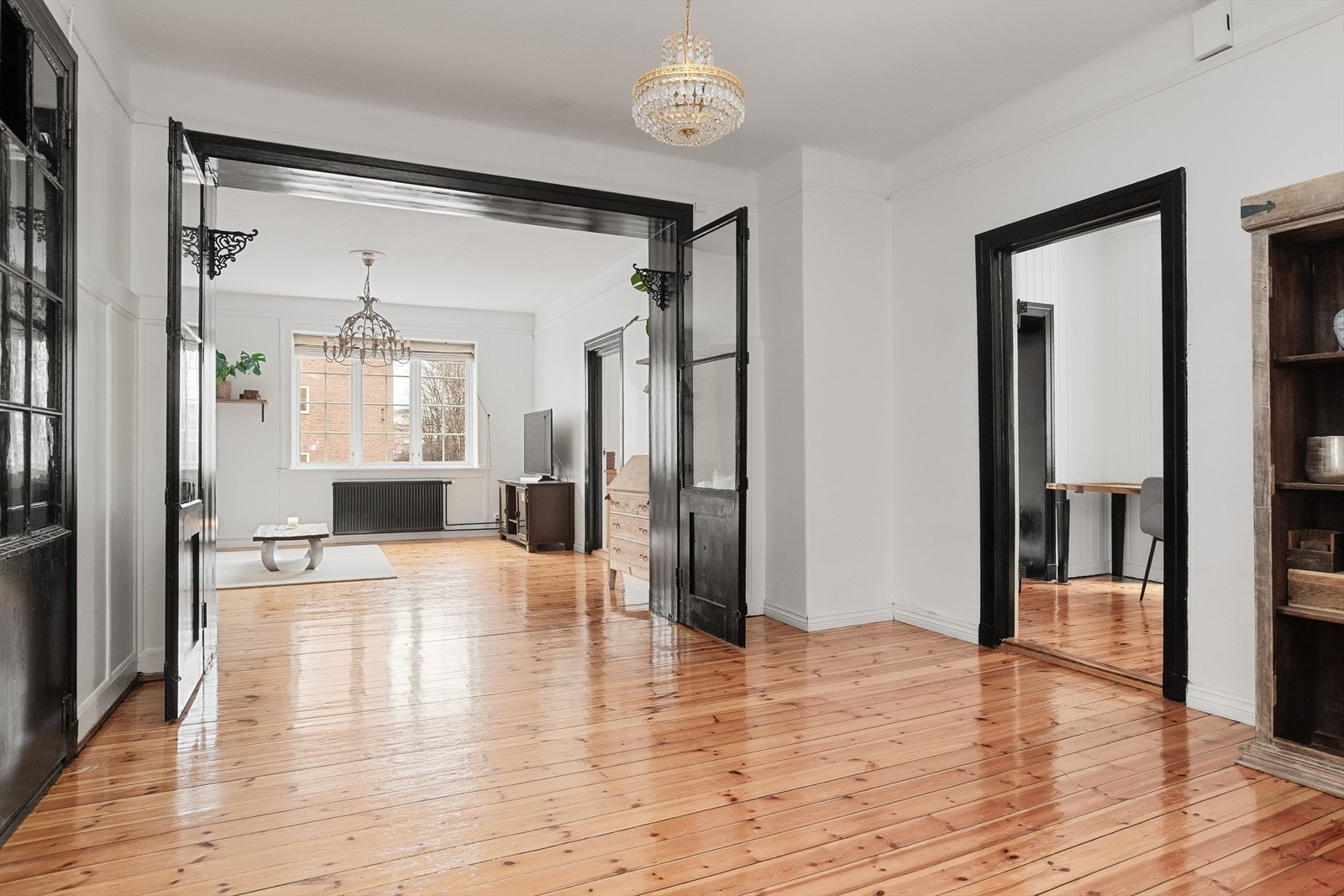 Romslig forstue og stue som byr på flere gode møbleringsmuligheter. Galleribilde