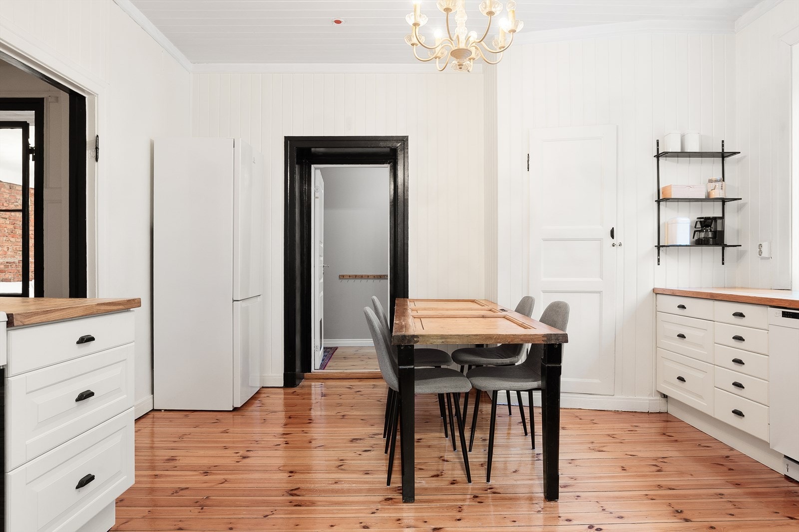 Det er adkomst til soverom 2 fra kjøkken. Galleribilde