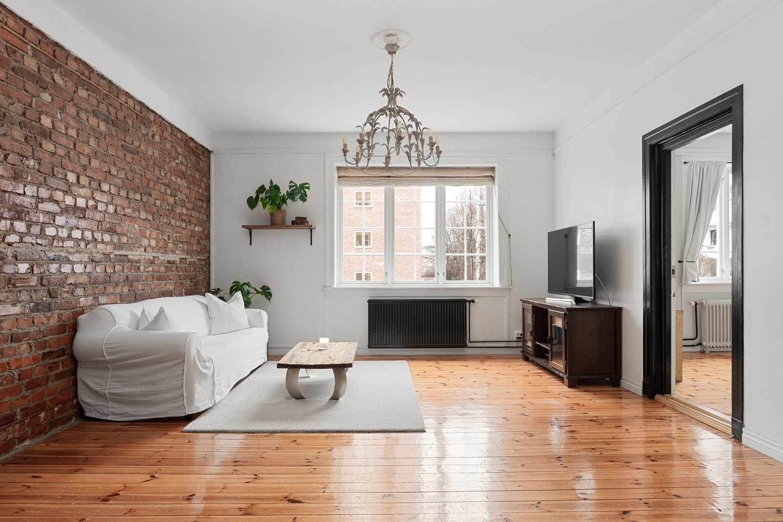 2-lags isolerglass vinduer fra 2009 som isolerer godt mot trafikkstøy. Vinduene er store og slipper inn rikelig med naturlig lys. Galleribilde