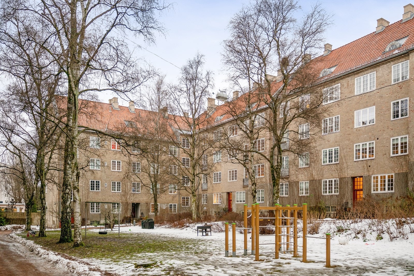 Pent opparbeidet bakgård til glede for sameiets beboere. Enkel adkomst via baktrappen og portrom. Galleribilde