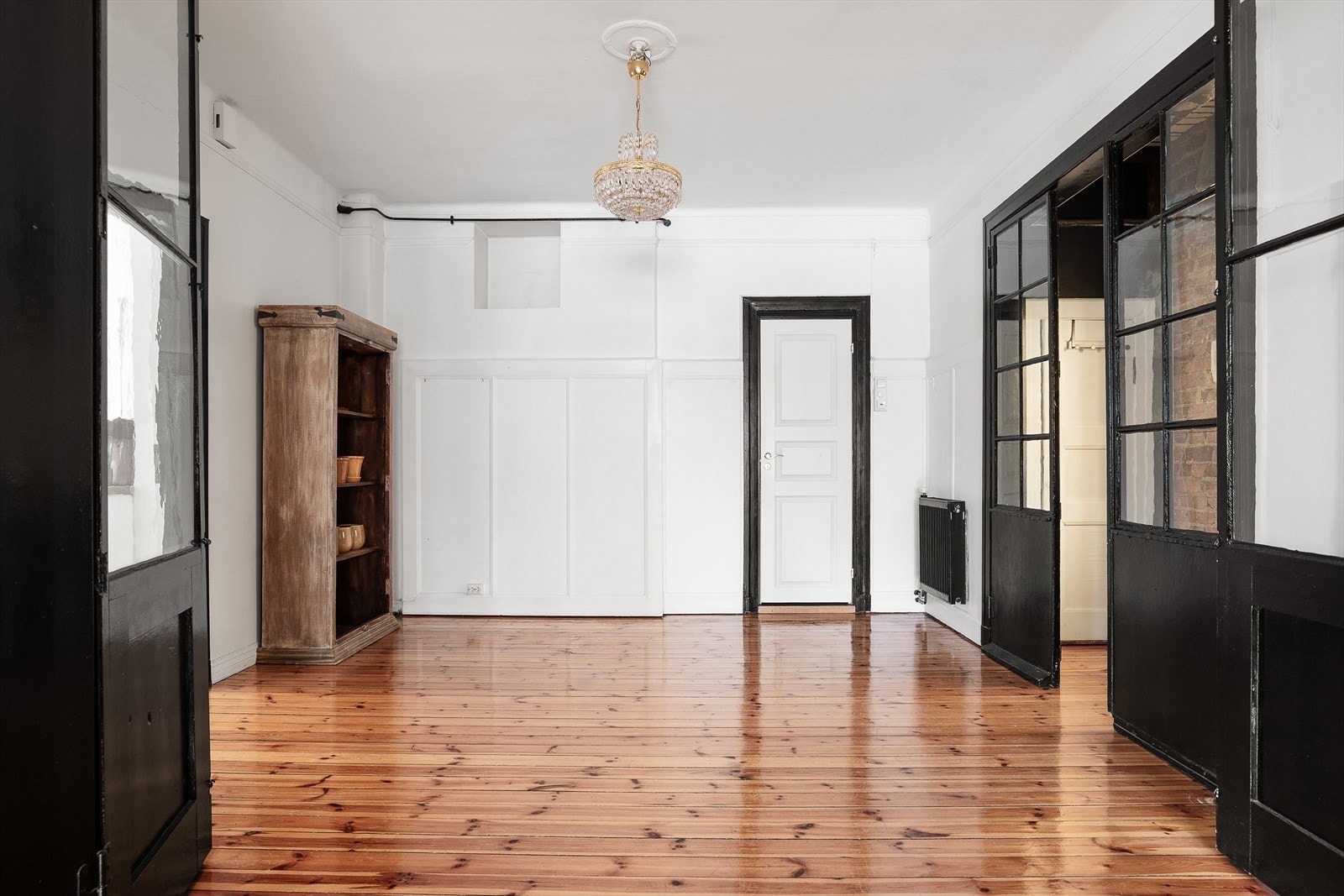 Oppholdsrom/forstue med inngang til stue, kjøkken og bad. Galleribilde