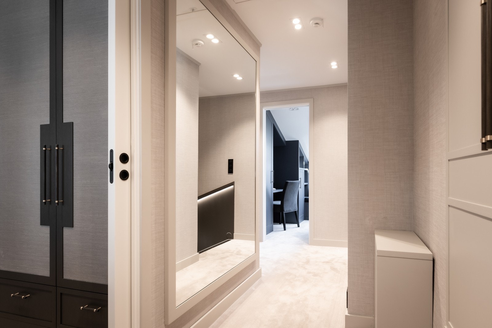 En lun soveromsetasje med smarte skapløsninger. Adkomst til loft med god lagringsplass. Galleribilde