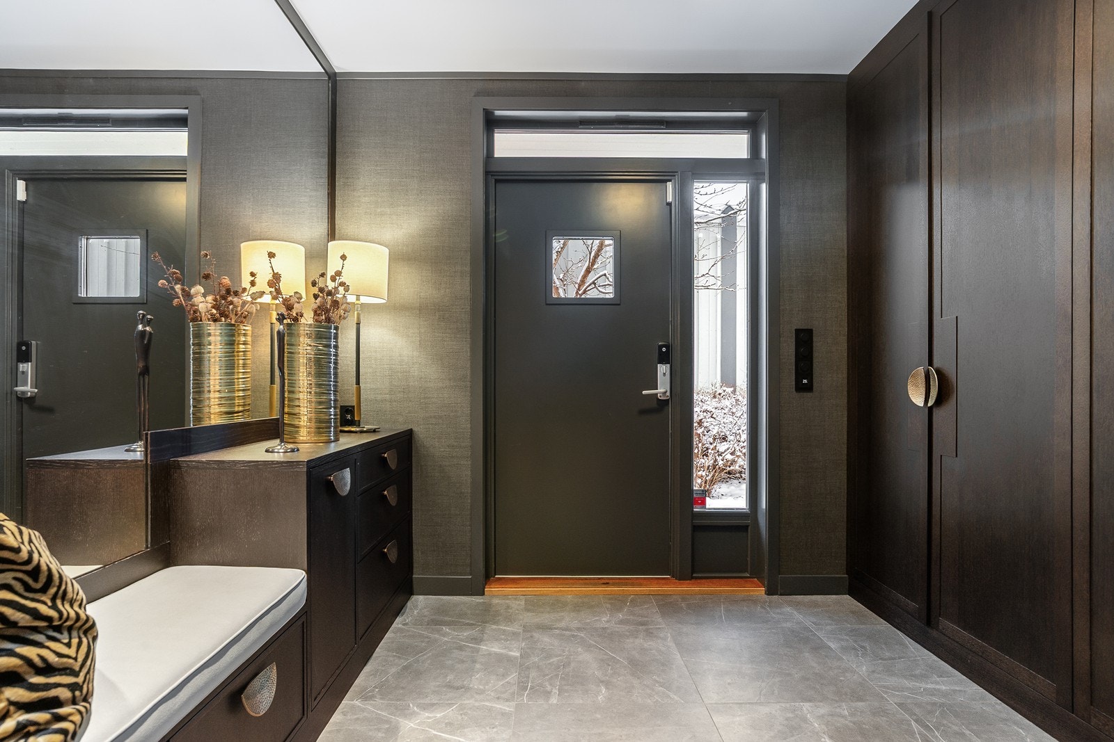 Velkommen inn til en lun og romslig gang med maksimert skapplass Galleribilde