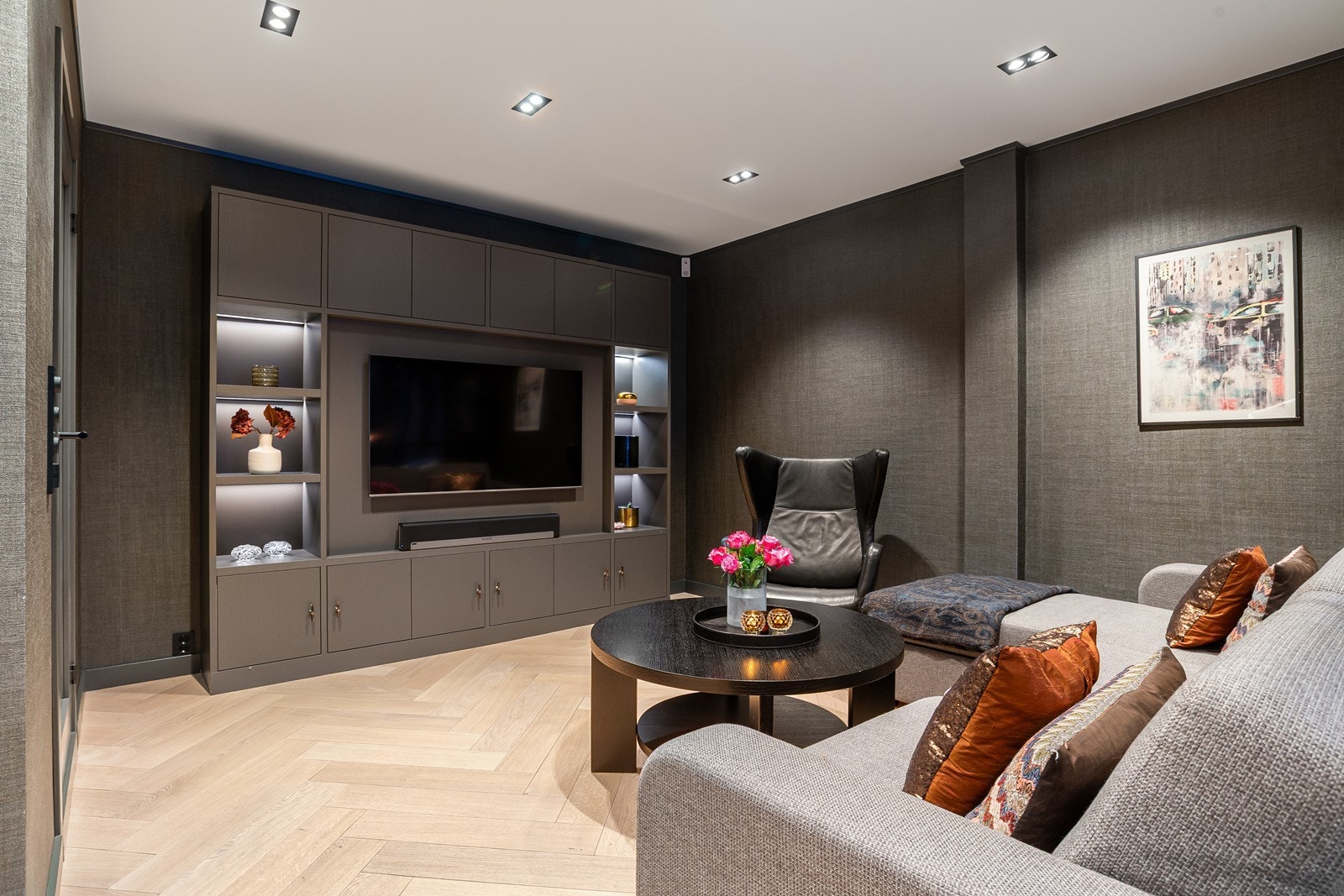 Hyggelig TV- stue med sømløs innredning Galleribilde