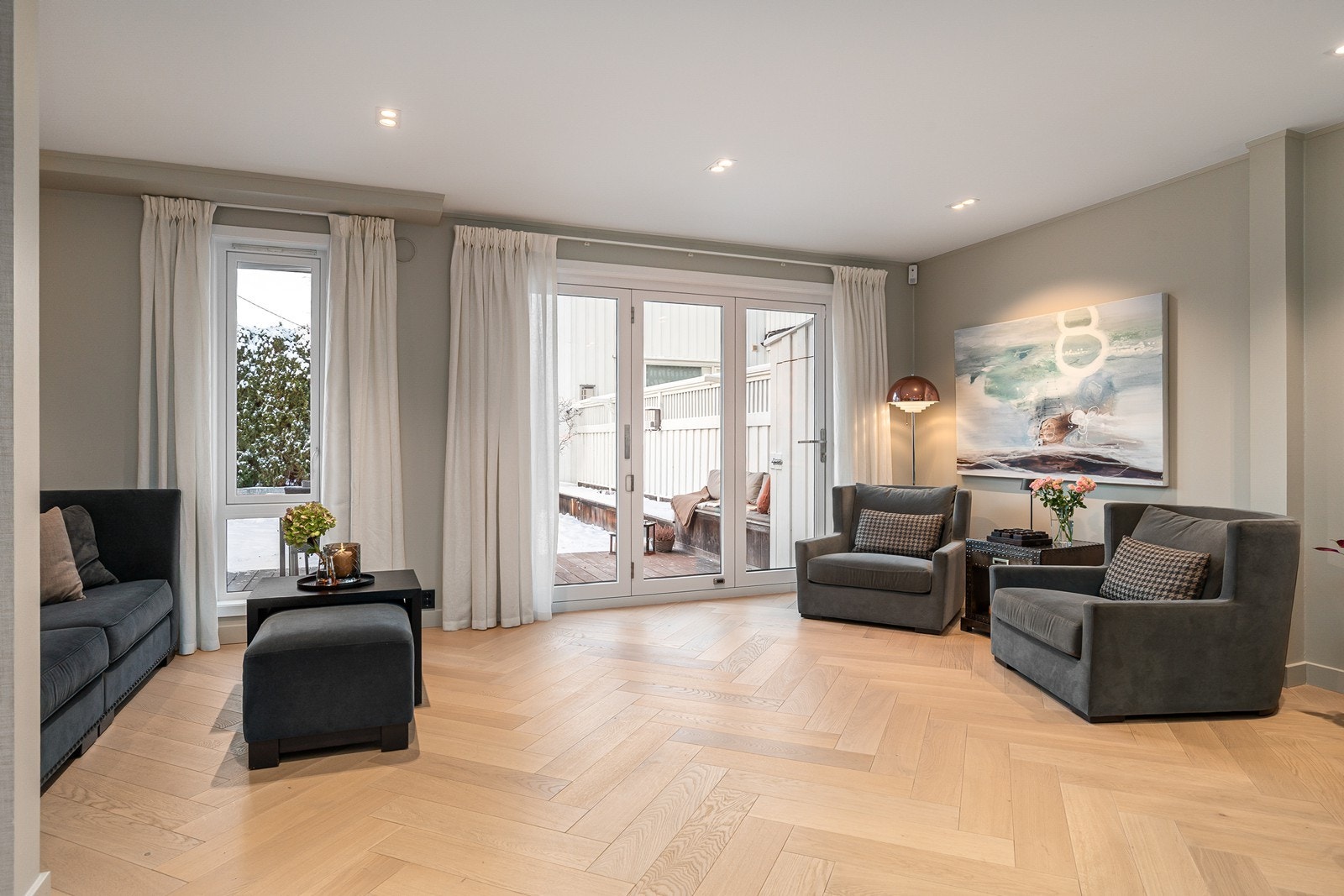 Lys og luftig stue med foldedører mot hage, her kan det åpnes helt opp sommerstid Galleribilde