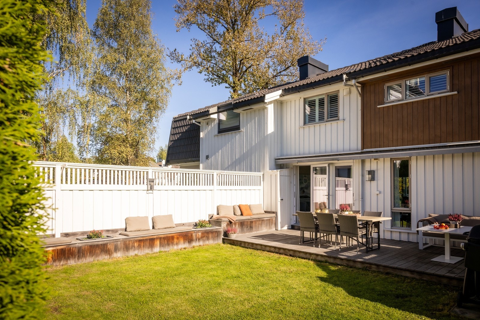 Plassbygde sittebenker med oppbevaring. Galleribilde