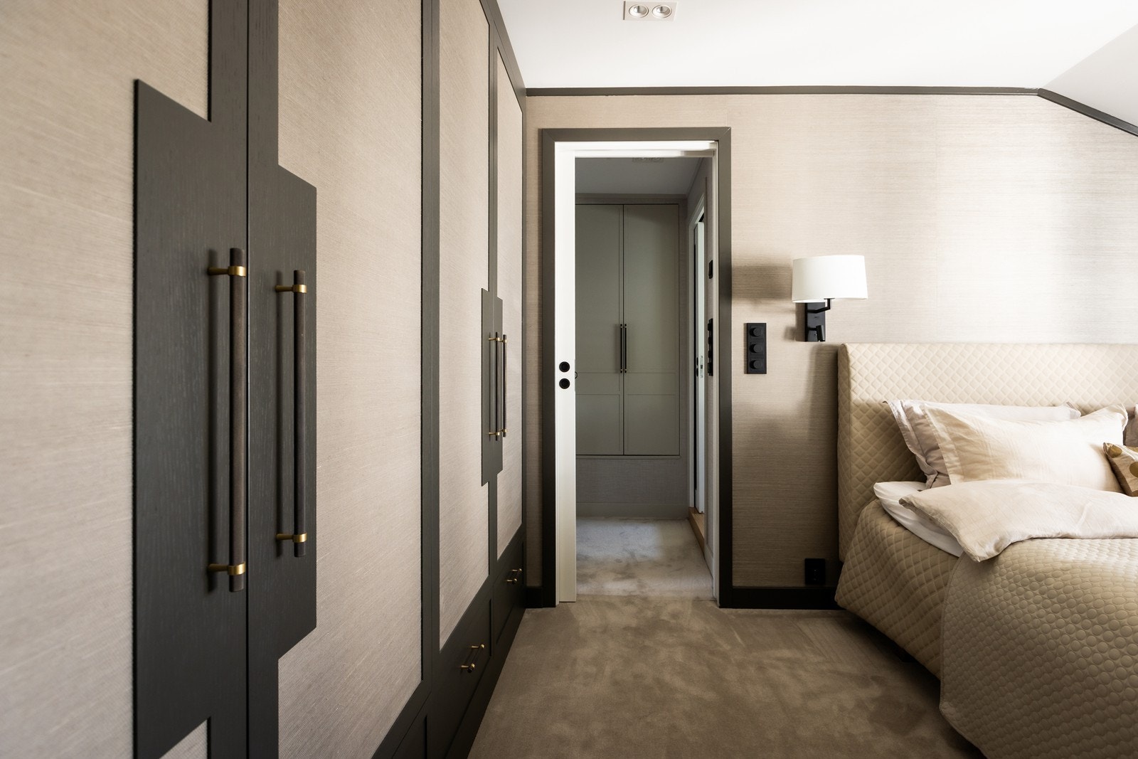 Skyvedører mellom alle rom i soveromsetasjen. Galleribilde