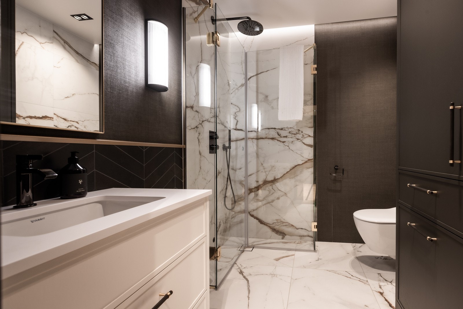 Lekkert bad som er meget pent flislagt og med tilpasset innredning Galleribilde