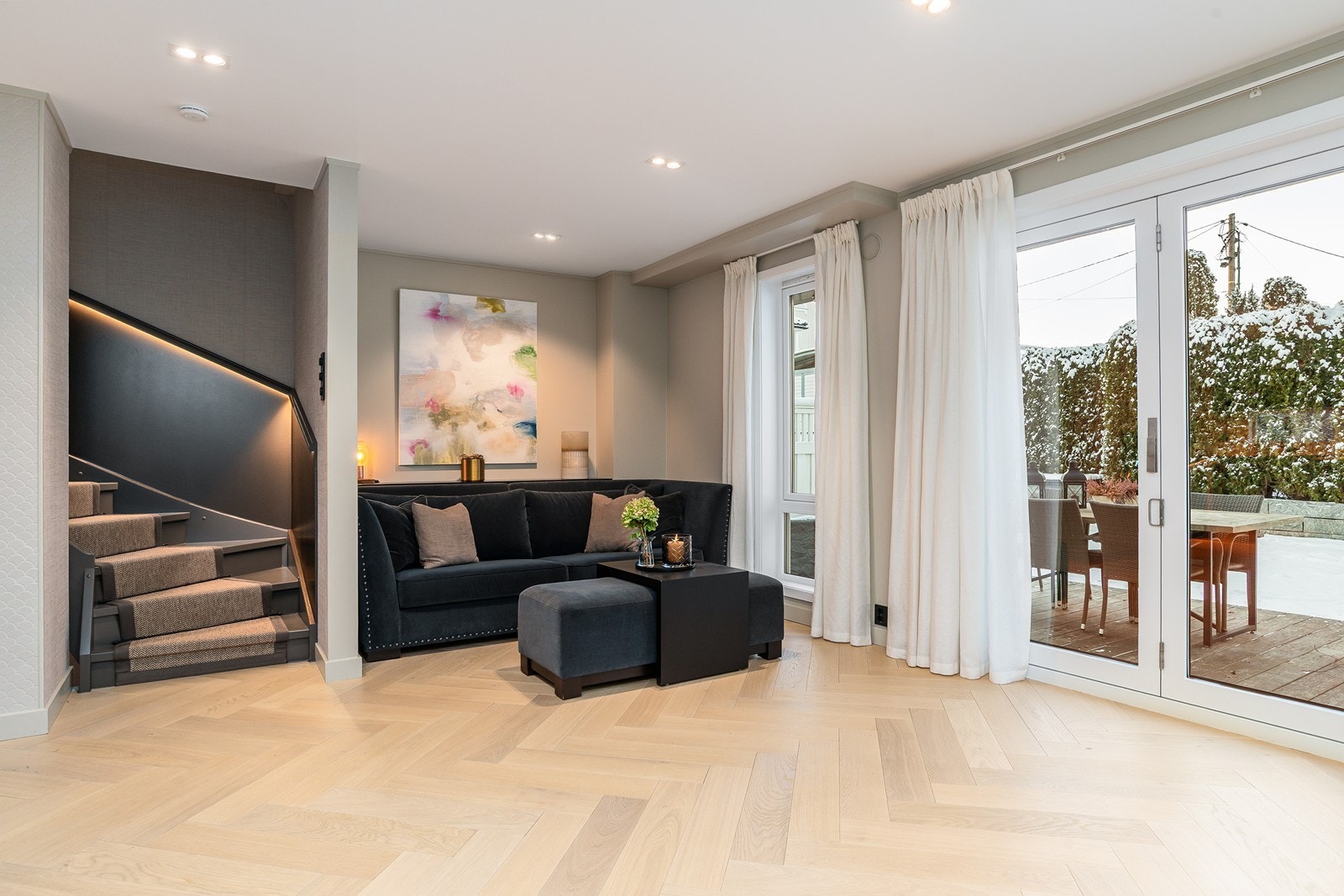 Trapp opp til hovedetasje med et stort og nydelig allrom med uteplass på begge sider Galleribilde