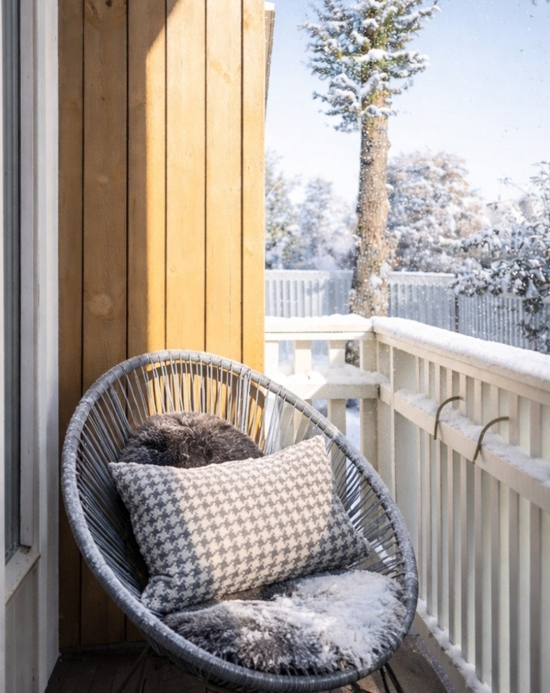 Balkong ut fra kjøkken med tidlig morgensol Galleribilde