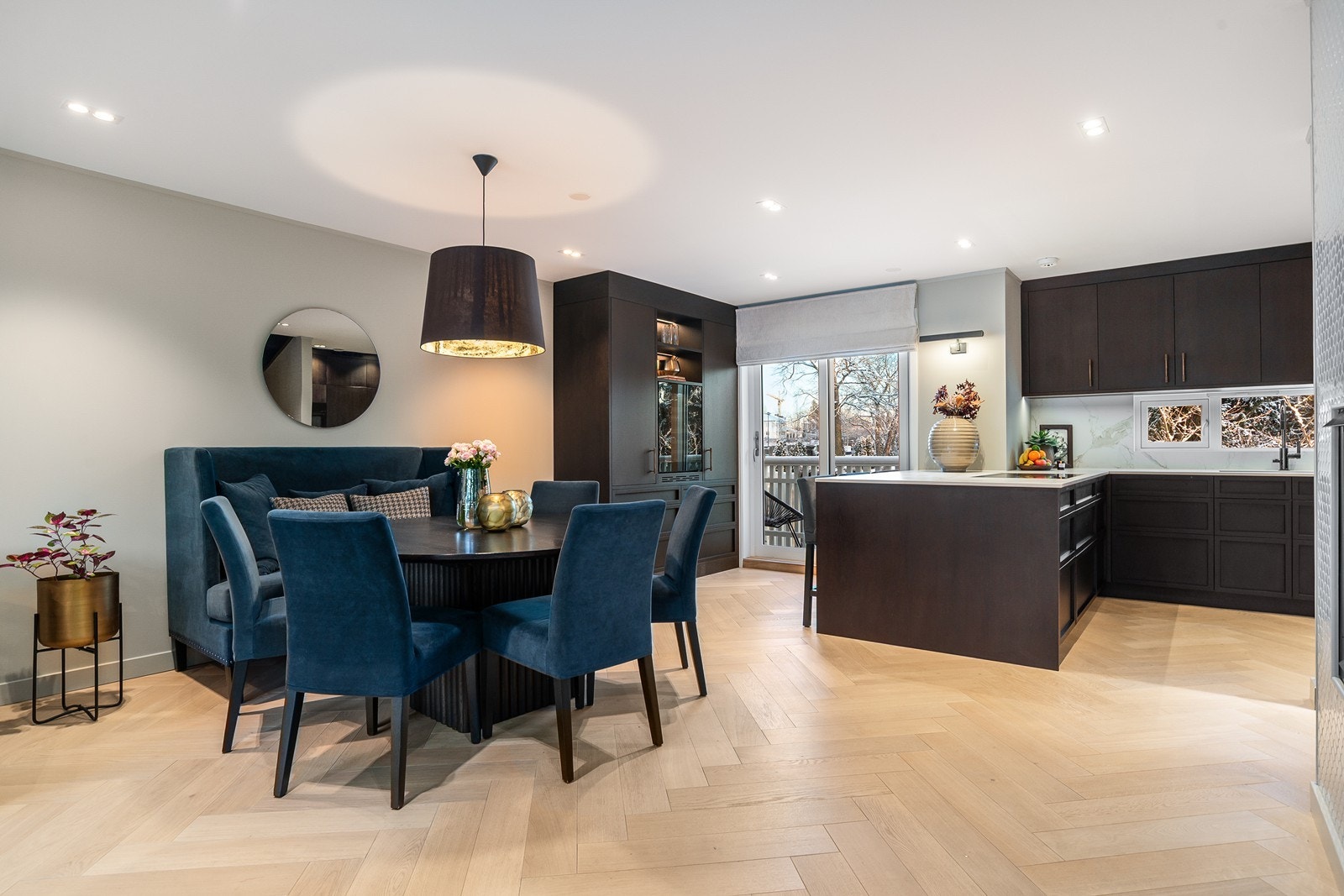 God plass til spisestue vis a vis kjøkkenet Galleribilde