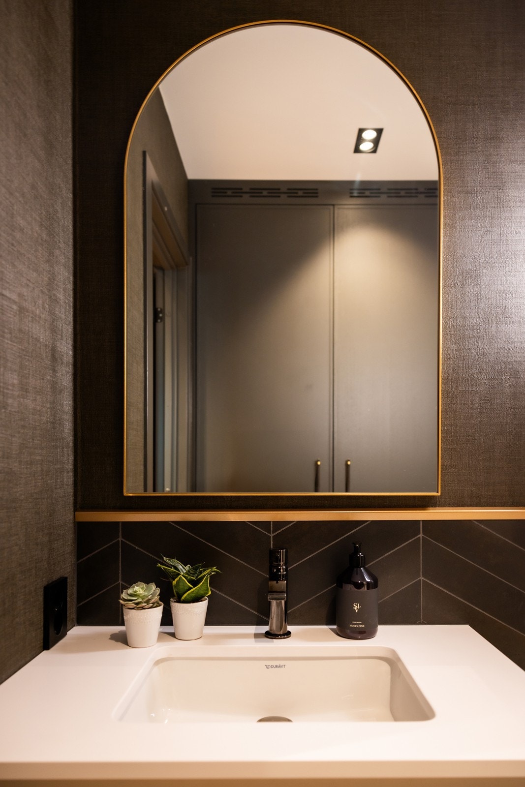 Vaskemaskin, tørketrommel og strykebrett integrert i høyskap Galleribilde