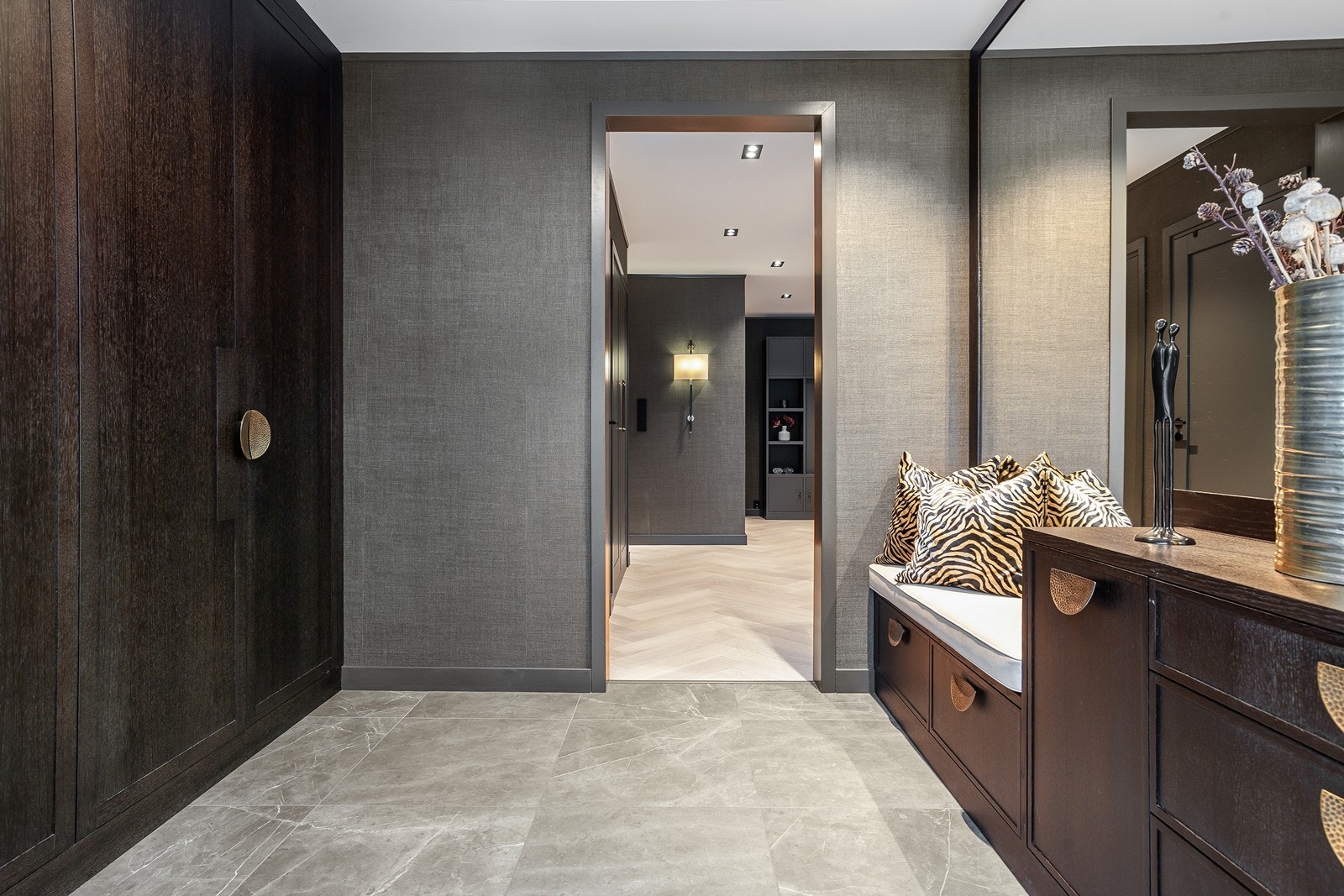 Sittebenk og lekre fliser med varmekabler Galleribilde