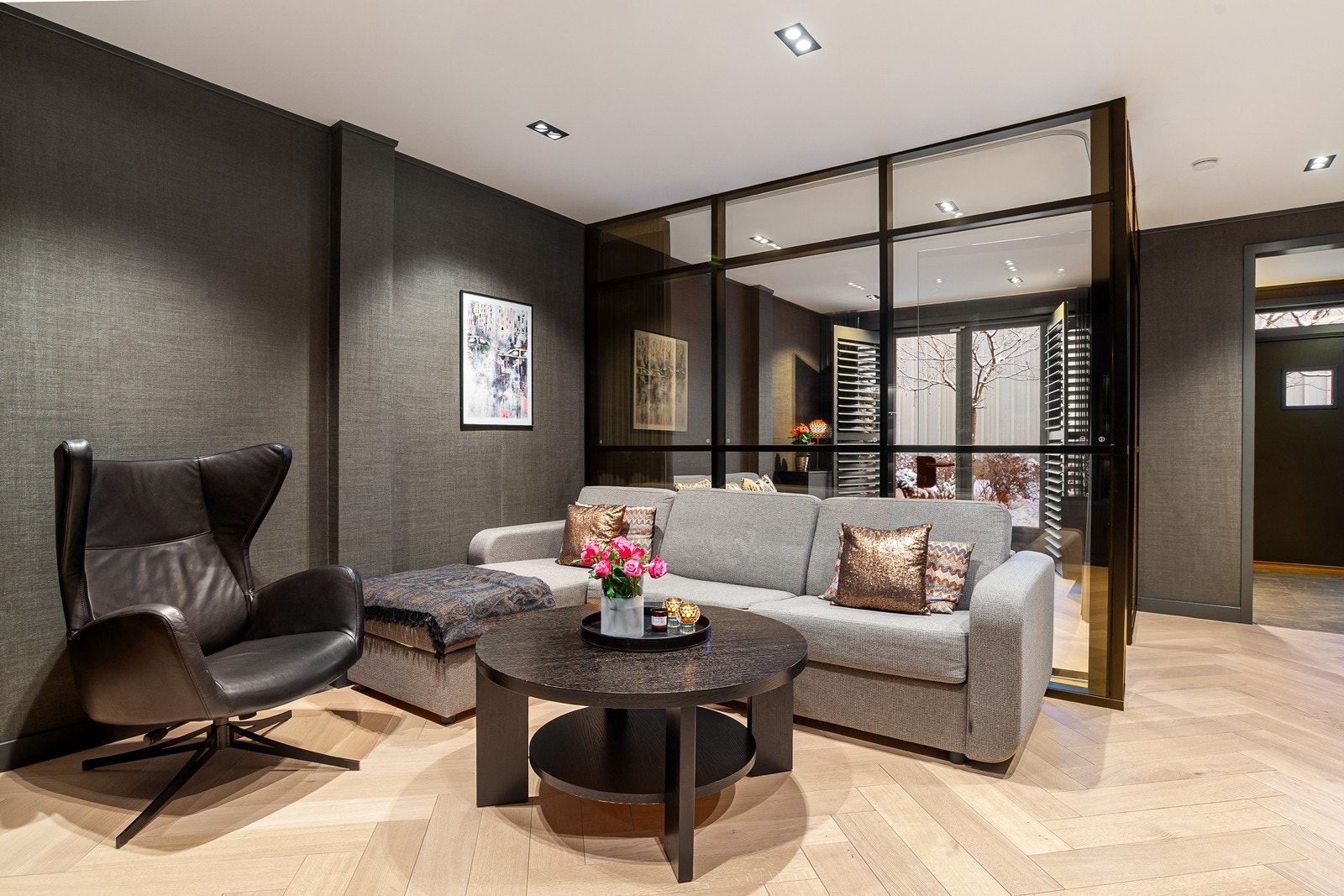 Lydtette glassvegger mellom TV-stue og soverommet med integrert skjermingsgardin Galleribilde