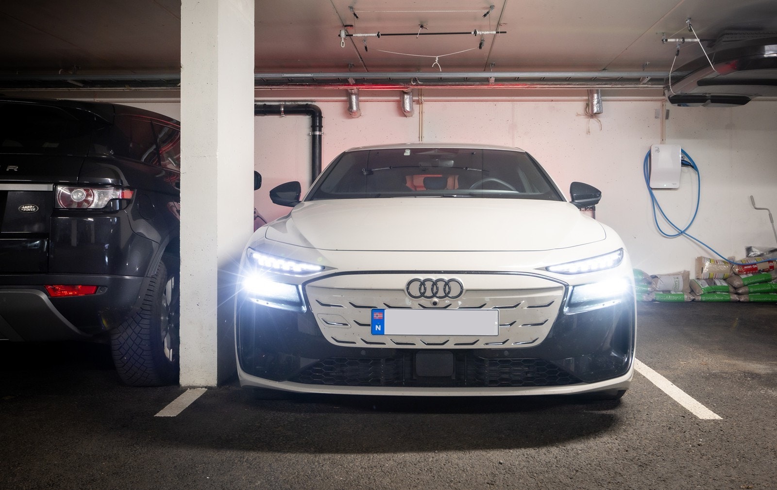 P-plass med el-billader. Galleribilde