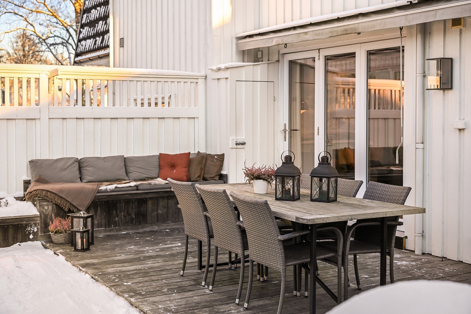 Motorisert markise er montert over terrassen Galleribilde