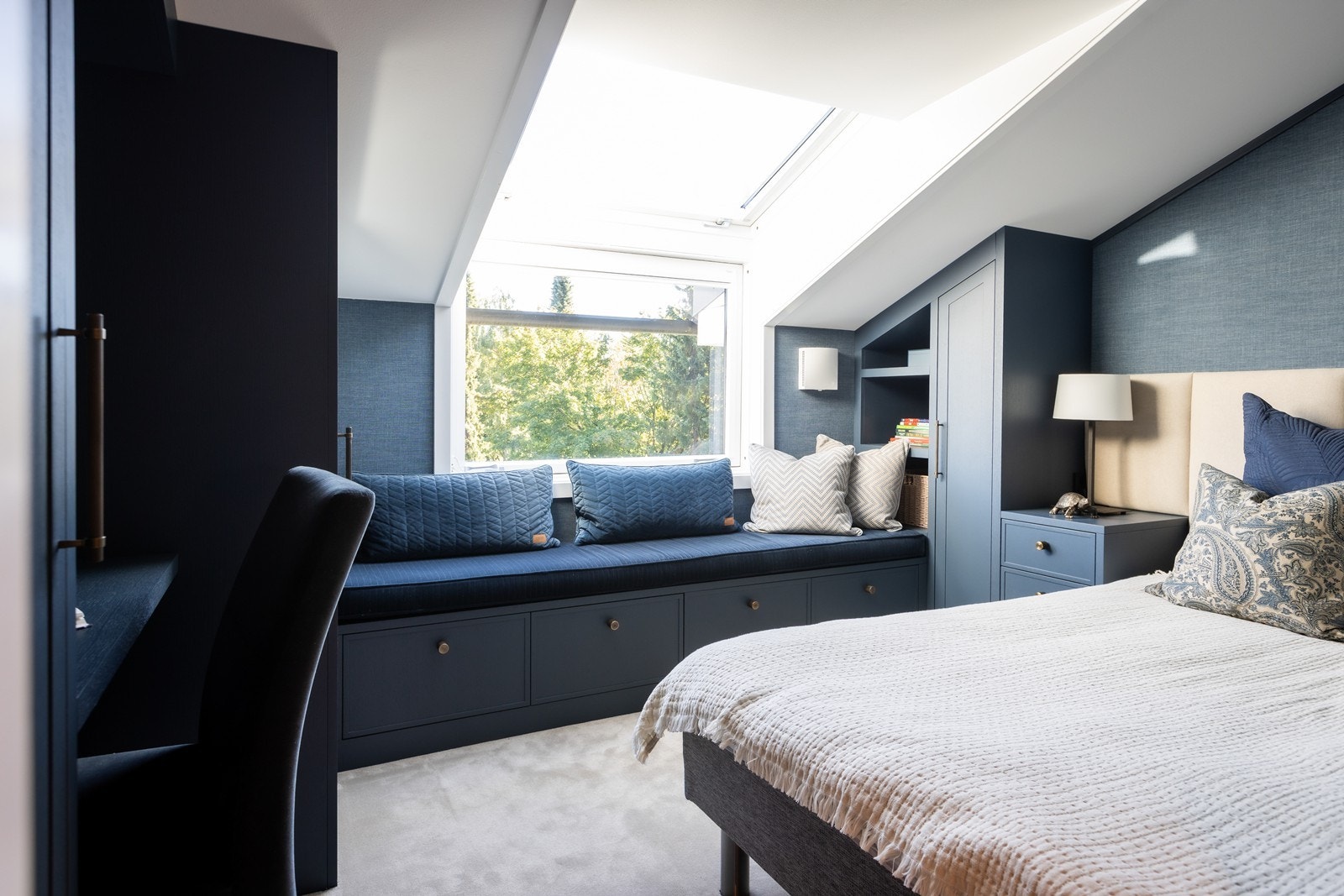 Koselig soverom med god utnyttelse av plass under skråtak. Galleribilde