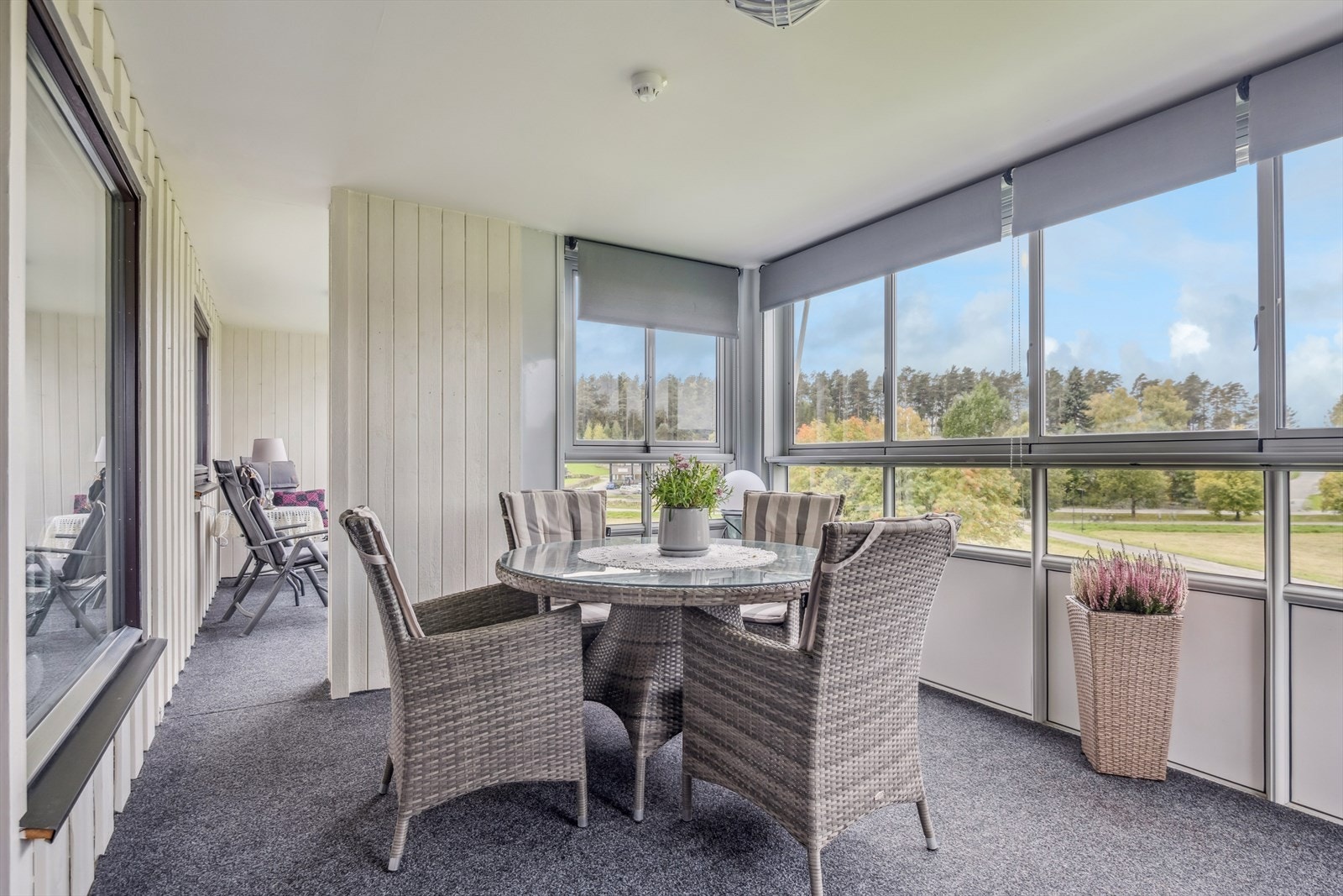 Her er det god plass til både sittegruppe og spisebord. Galleribilde