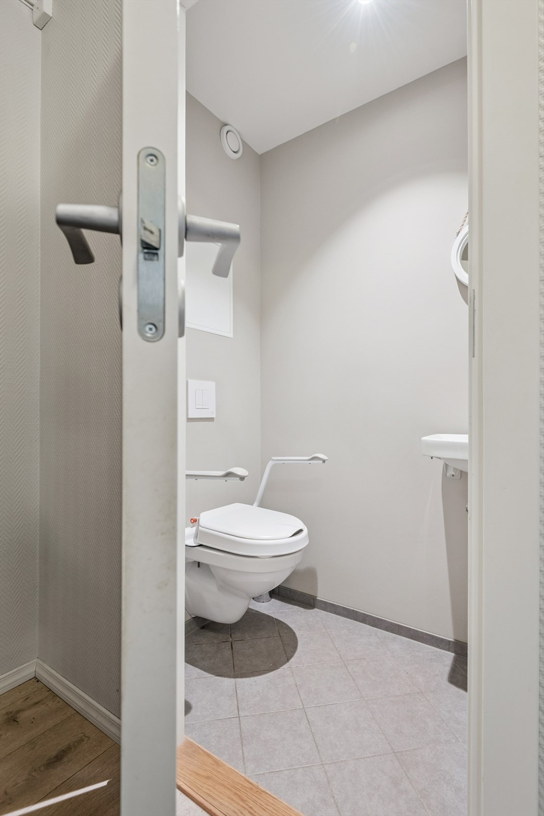 I tillegg til badet har leiligheten et separat toalettrom med veggmontert wc. Galleribilde