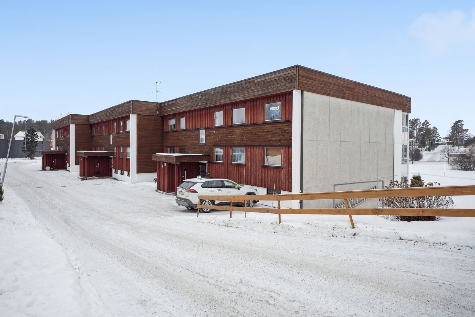 Bygget er omgitt av en stor, felles tomt på 2421 m² med plen og beplantning. Galleribilde