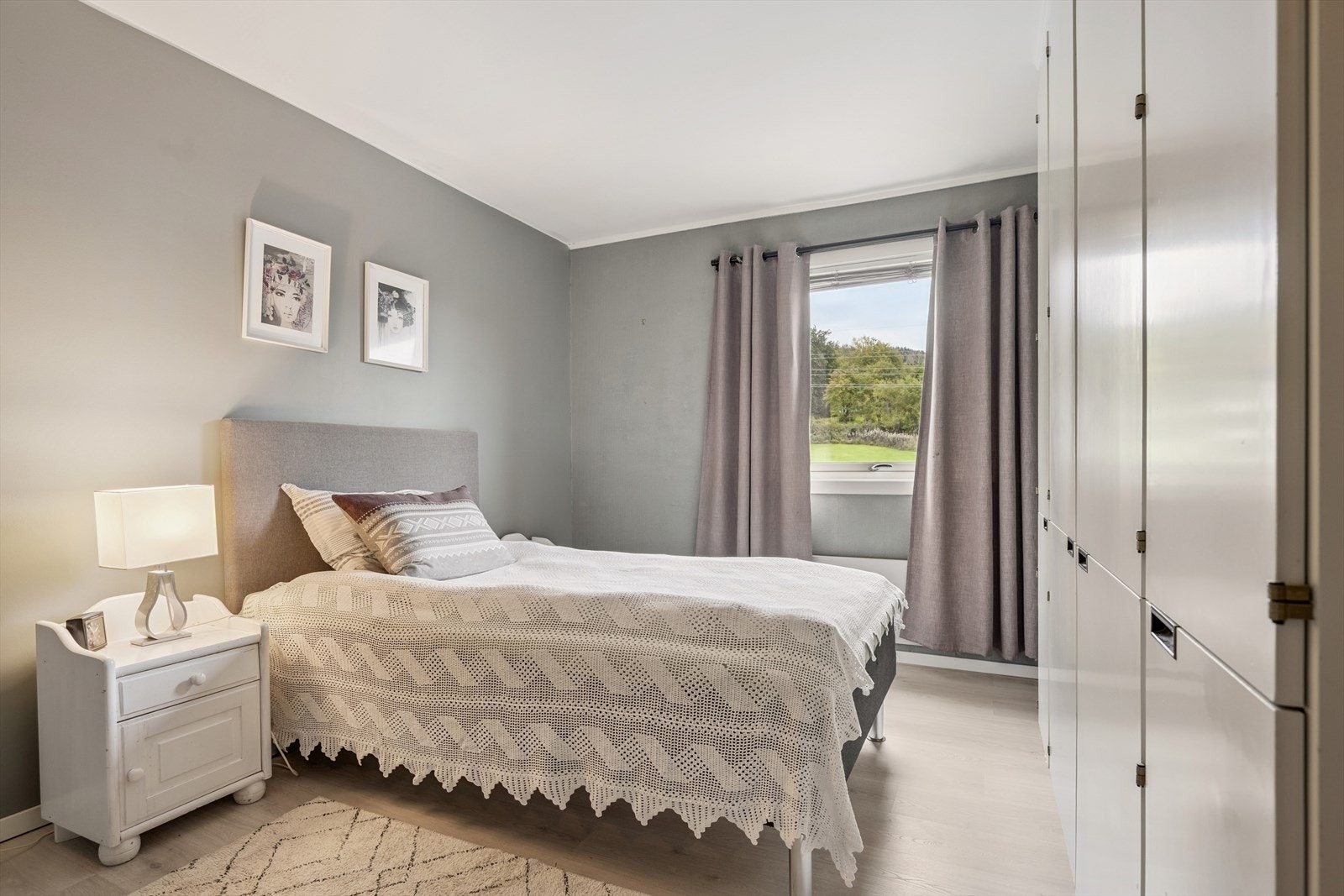 Leiligheten har tre soverom. Hovedsoverommet har god plass til dobbeltseng. Galleribilde