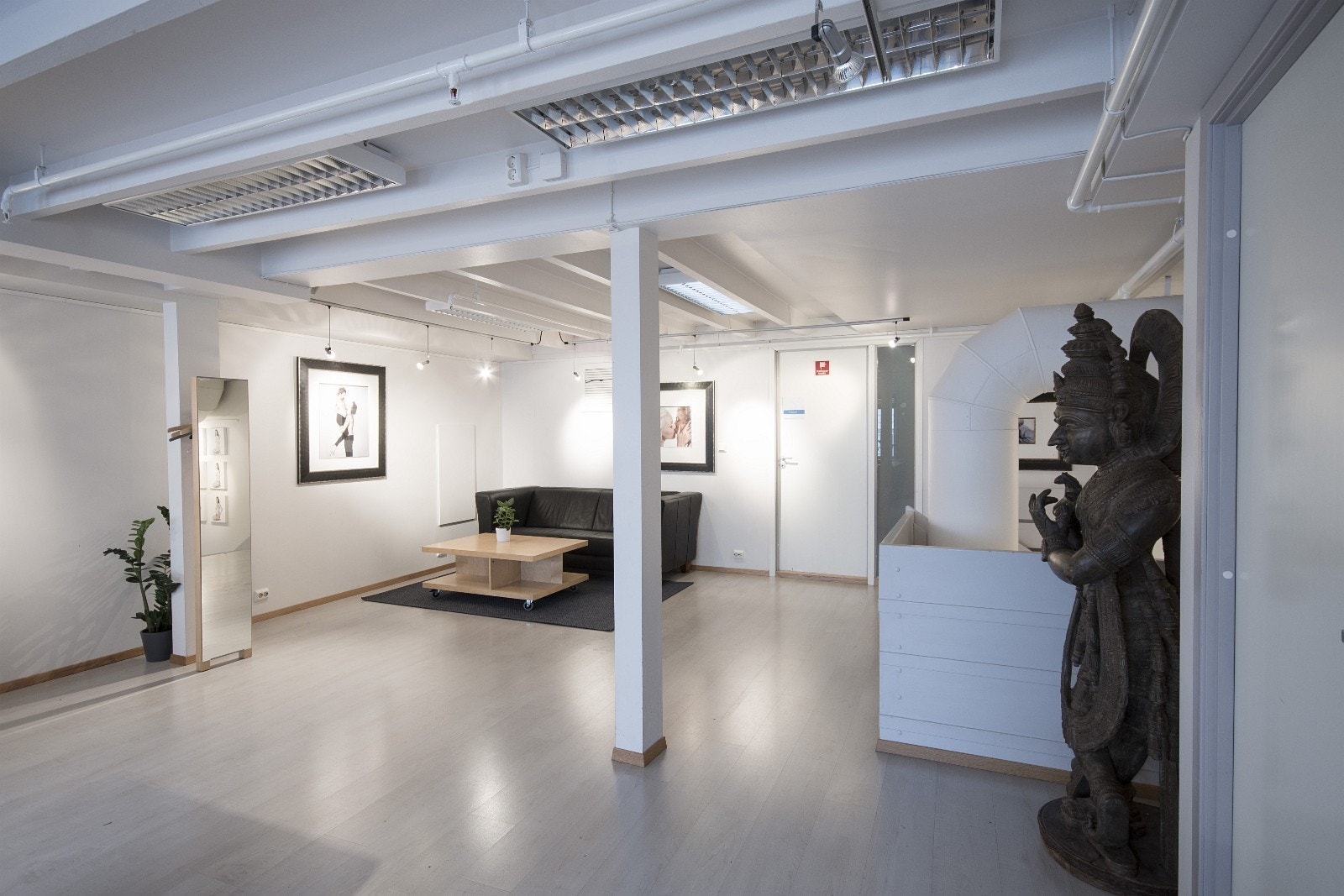 Andre etasje er lett tilgjengelig med bred trapp i et åpent trapperom. Galleribilde