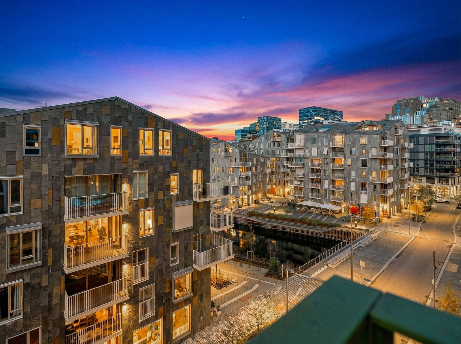 En eksklusiv og sjønær 4-roms leilighet i populære Clemenskvartalet i Bjørvika. Galleribilde