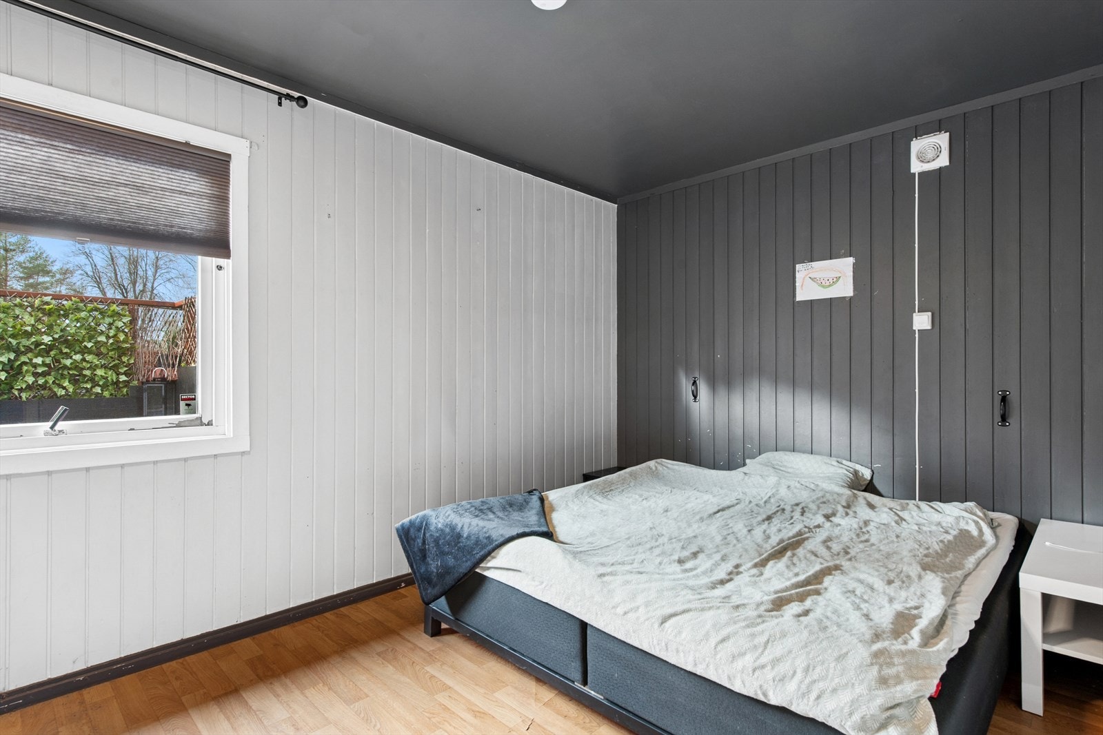 Boligen har to soverom i hovedetasjen. Romslig hovedsoverom. Galleribilde