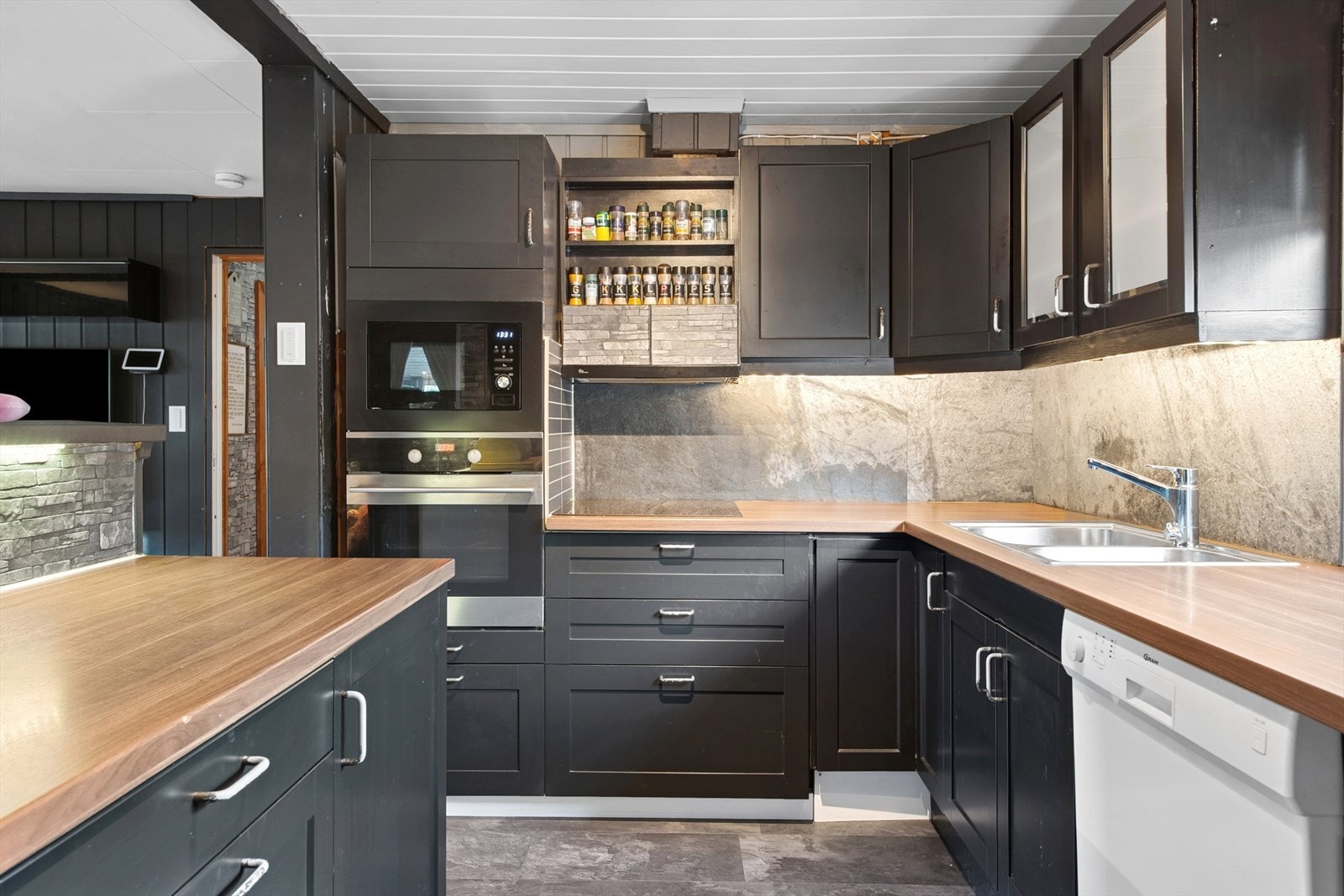 Brukt kjøkkeninnredning ble montert i boligen i 2023, og fronter ble lakkert. Galleribilde