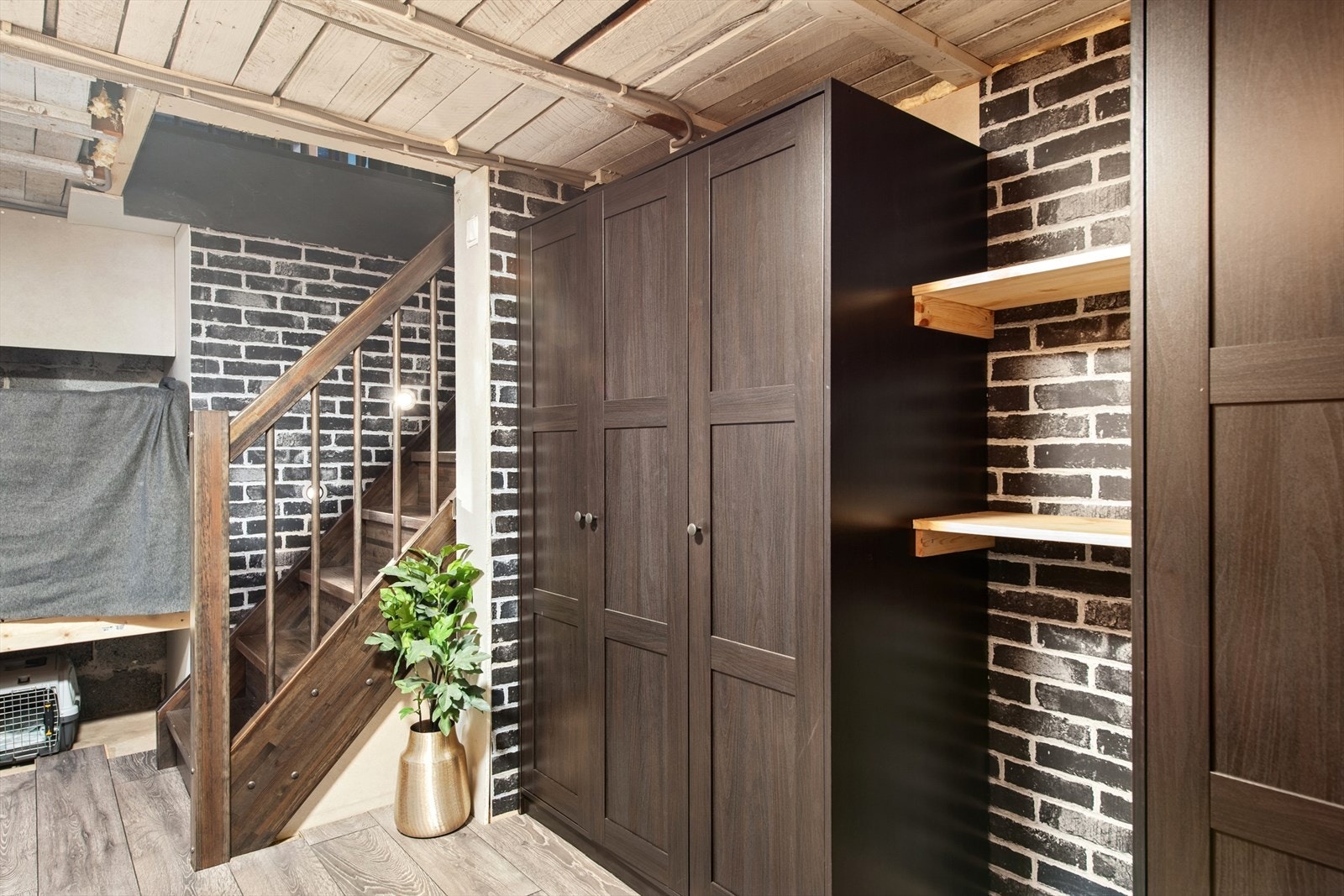 Gang med trapp i kjeller. Galleribilde