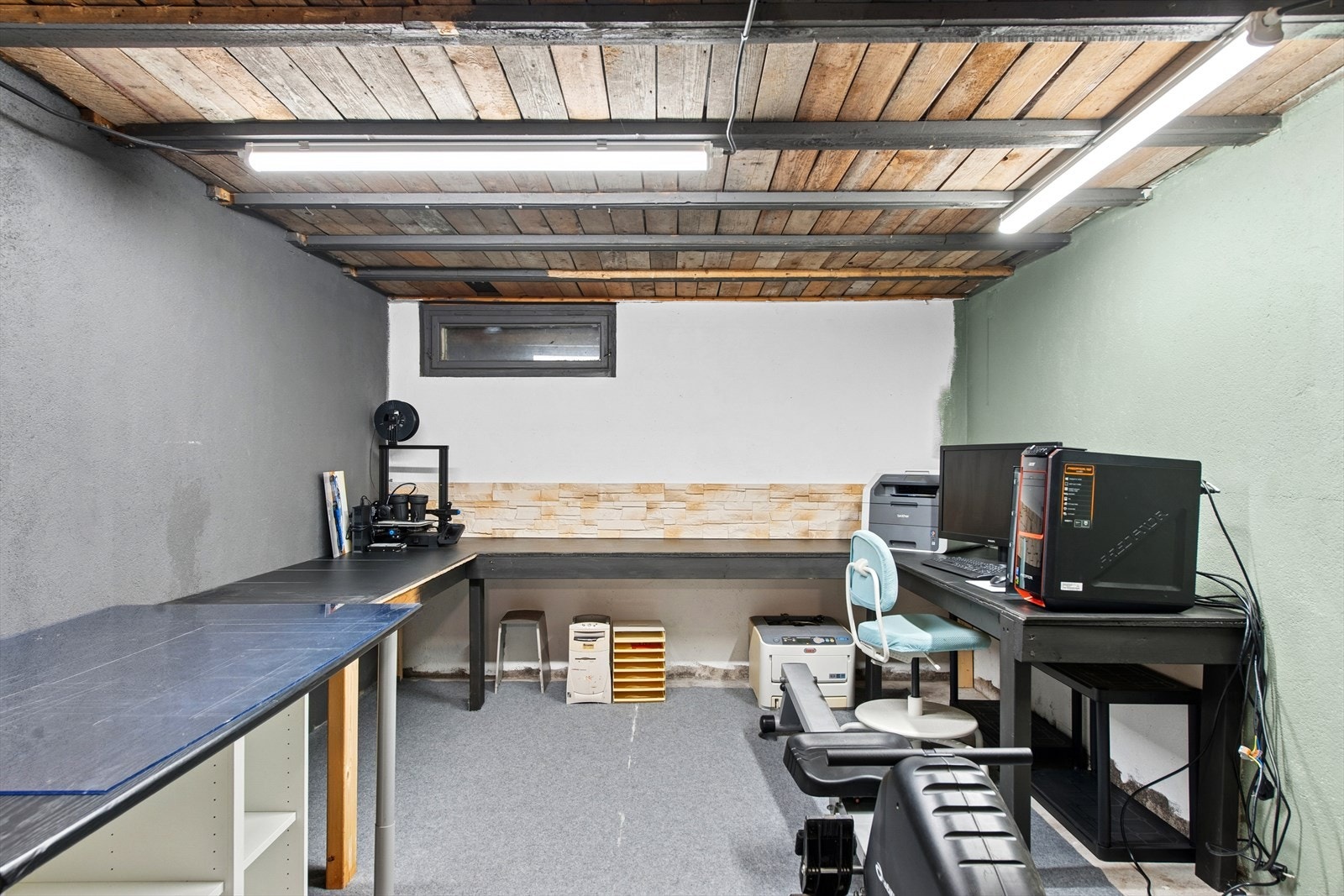 Vinduer på kontor i kjeller tilfredsstiller ikke kravet til 10% dagslysflate og rommet er ikke godkjent til bruk for varig opphold. Rommet er definert som bod i arealoppstilling da rommet ikke er godkjent til bruk som kontor. Galleribilde