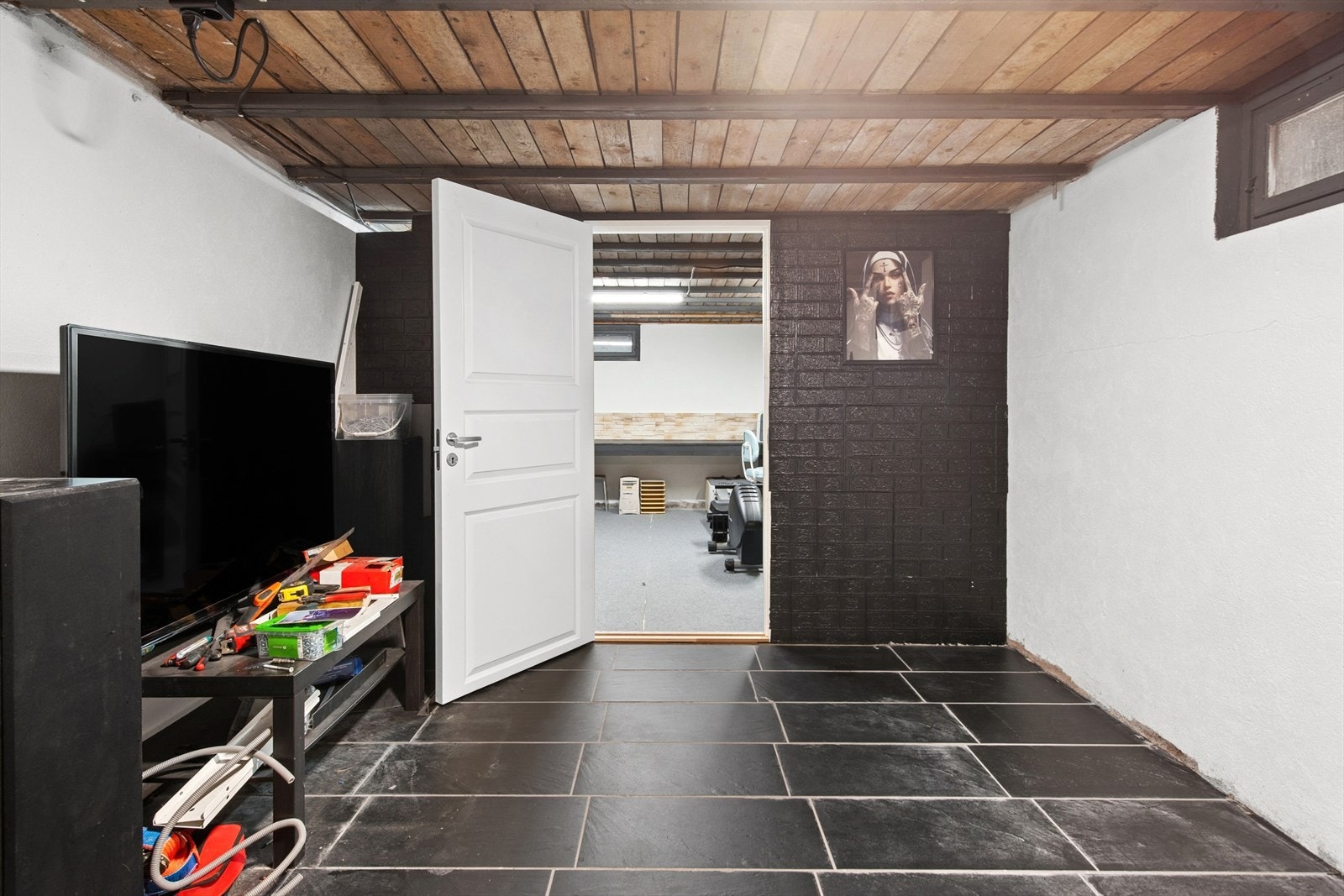 Godt med lagringsplass i flere bod-rom i kjeller. Galleribilde