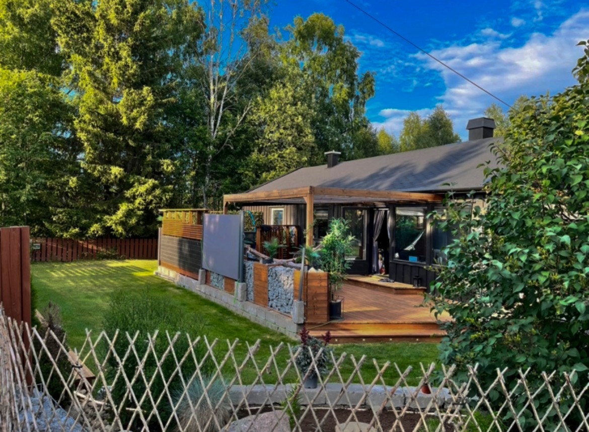 Hagen ligger skjermet og fint til med gode sol og lysforhold. (Selgers bilde). Galleribilde