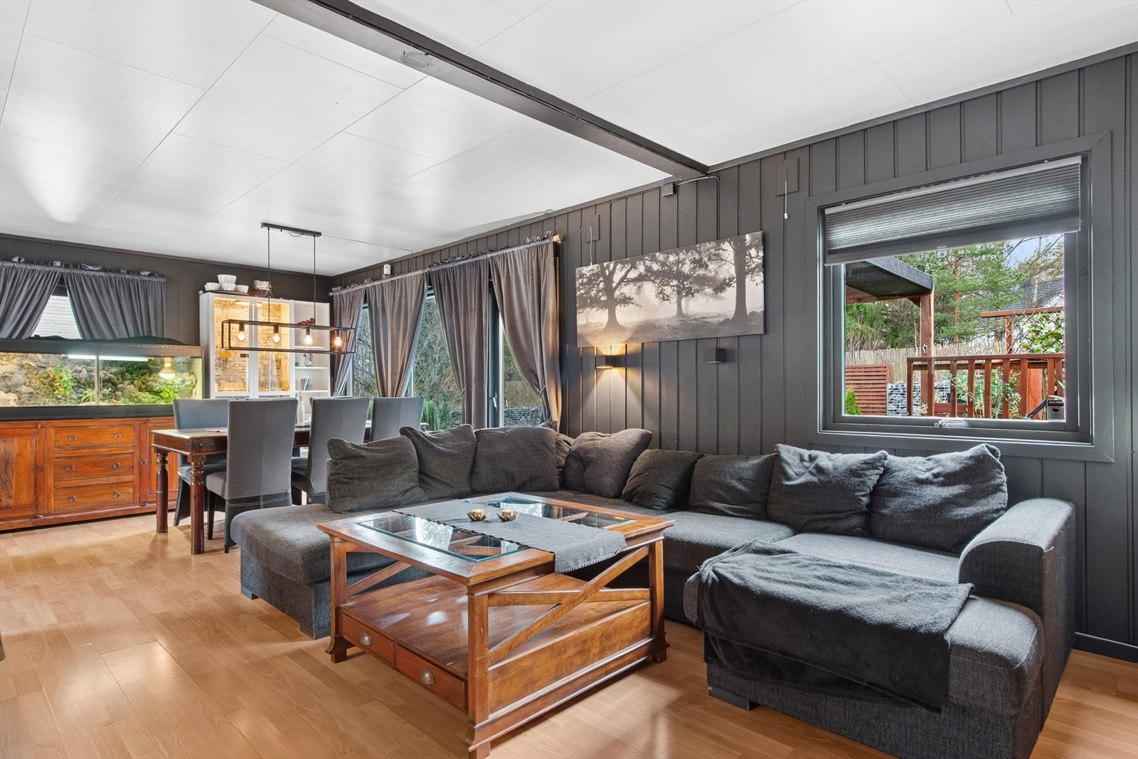 Romslig stue i 1. etasje med gode vindusflater som gir godt lysinnslipp og en lun vedovn - perfekt for hyggelige familiestunder. Galleribilde