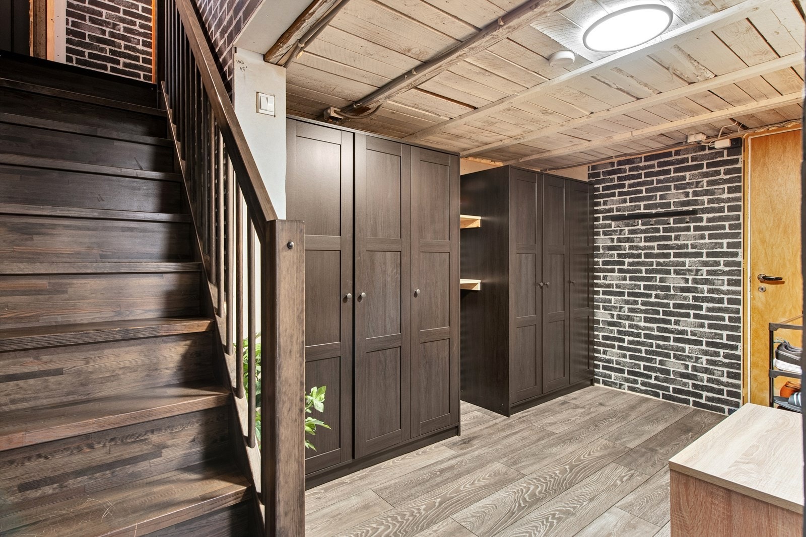 Gang med trapp i kjeller. Galleribilde