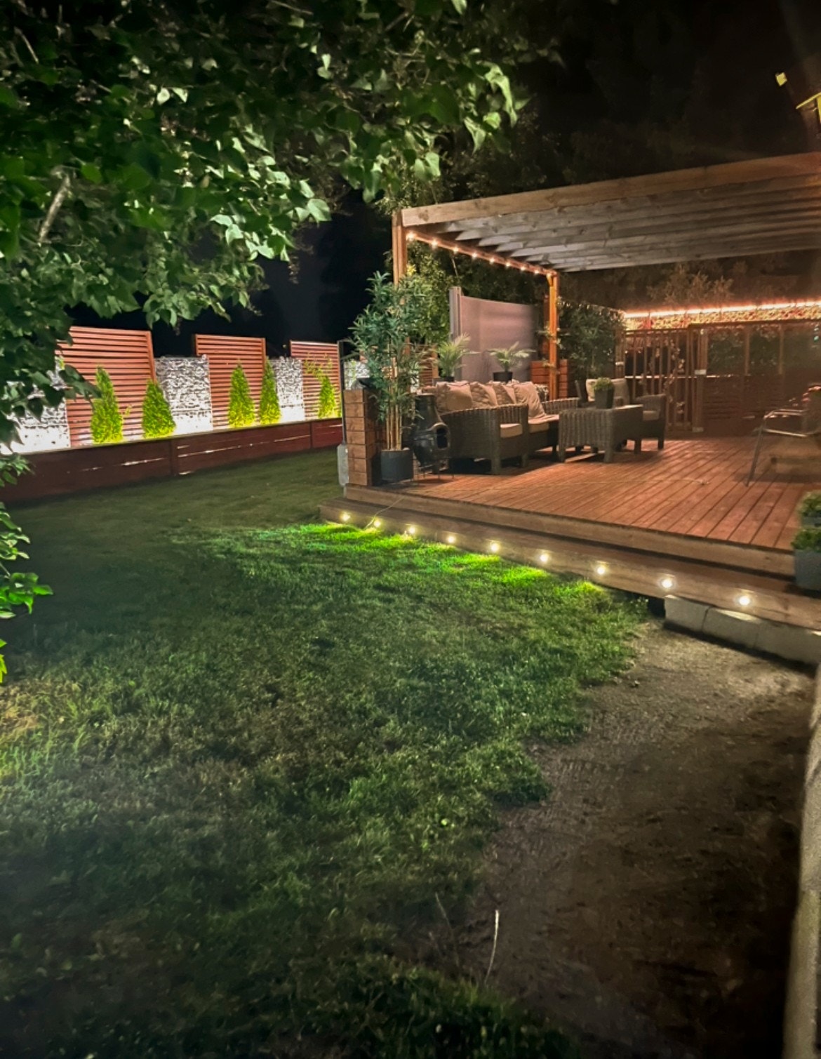 Stemningsfull hagebelysning som skaper en varm og innbydende atmosfære. (Selgers bilde). Galleribilde