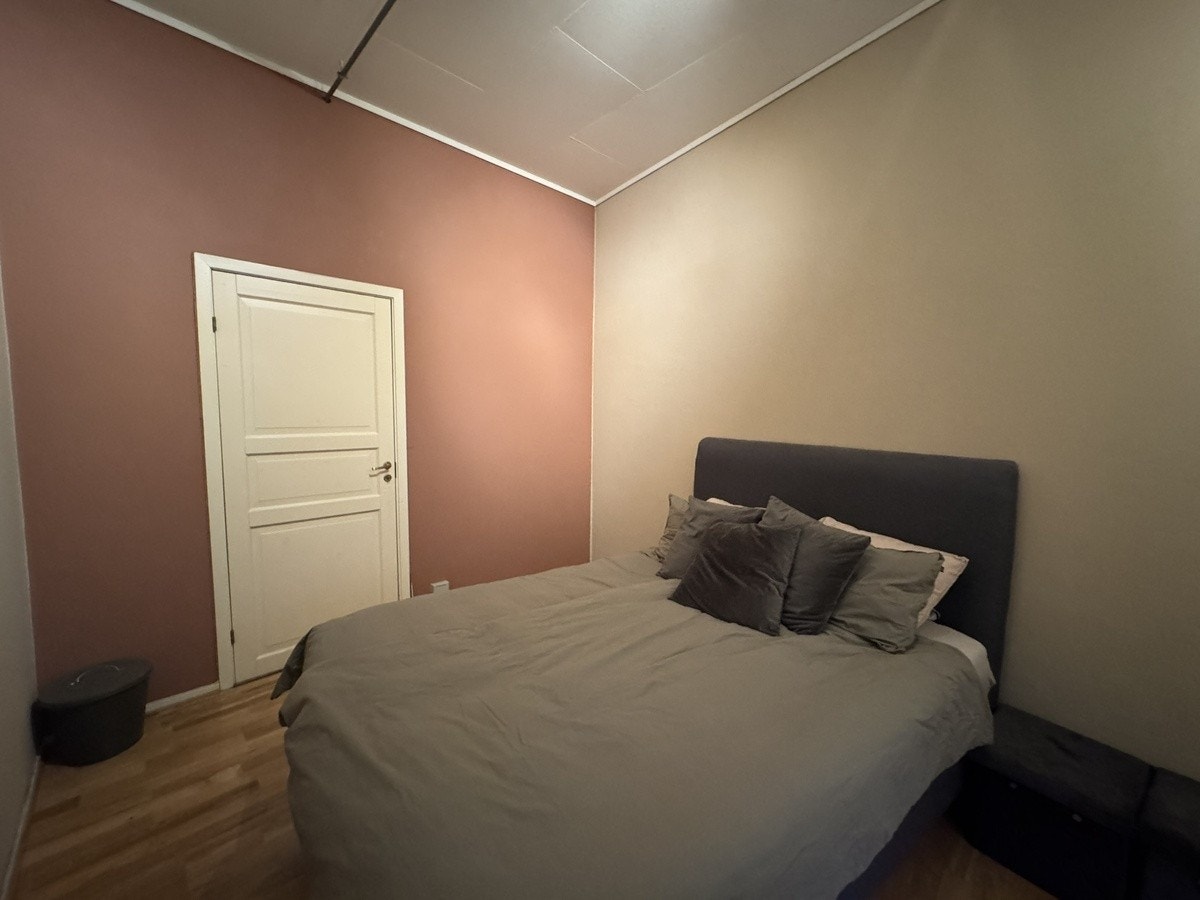 Romslig soverom. I bakgrunnen ses walk-in closet/bod. Galleribilde