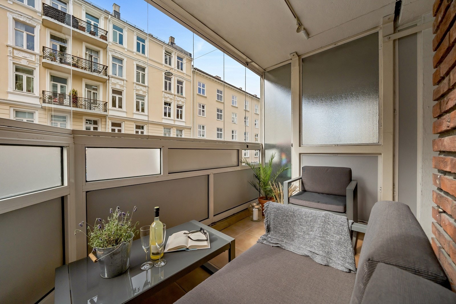 Velkommen til Bjerregaards gate 19. En lys og arealeffektiv 1R leilighet med en flott innglasset balkong på ca 7 kvm. Galleribilde