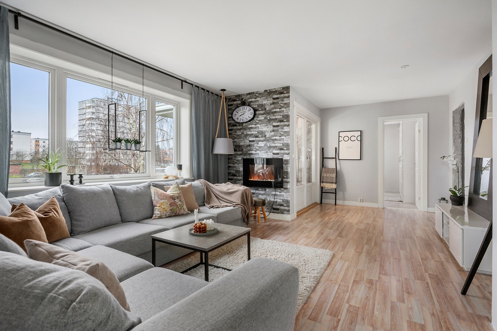 Stor og flott stue med god plass til sofa og spisegruppe. Galleribilde