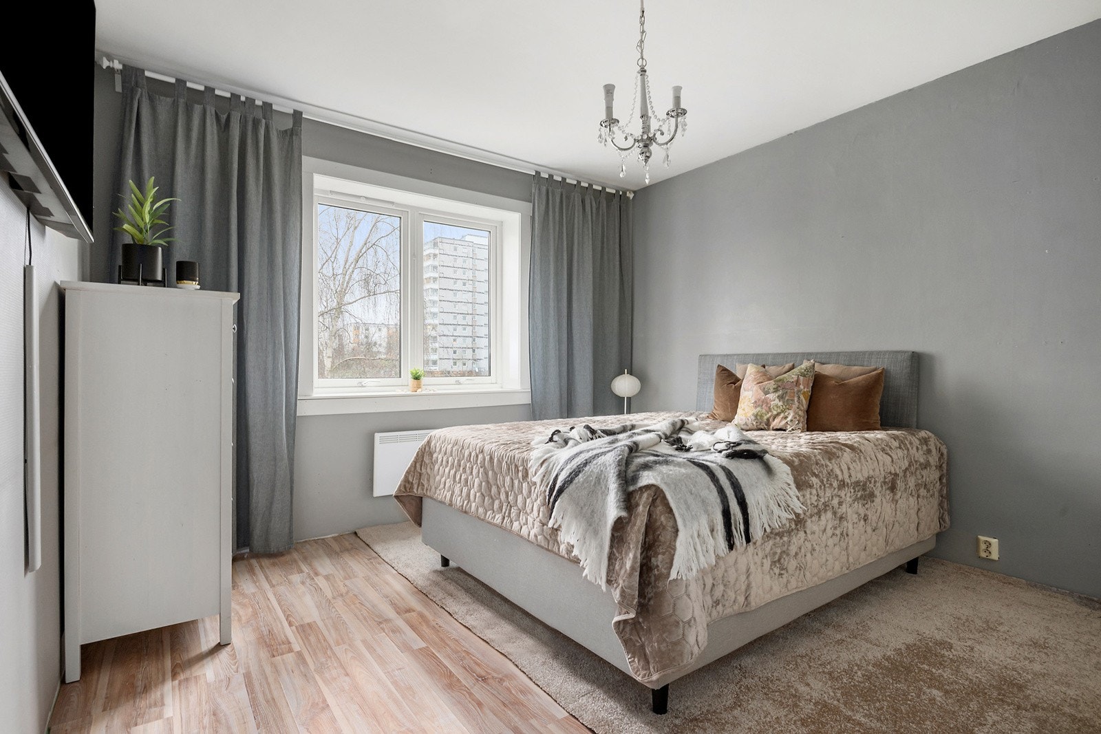 Romslig hovedsoverom med god plass til stor seng. Galleribilde