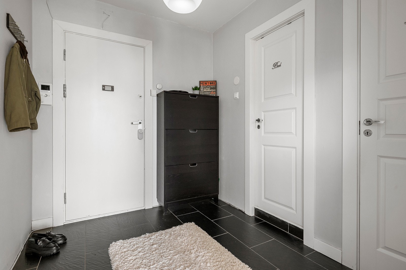 Stor og romslig entré med fliser på gulv. Galleribilde