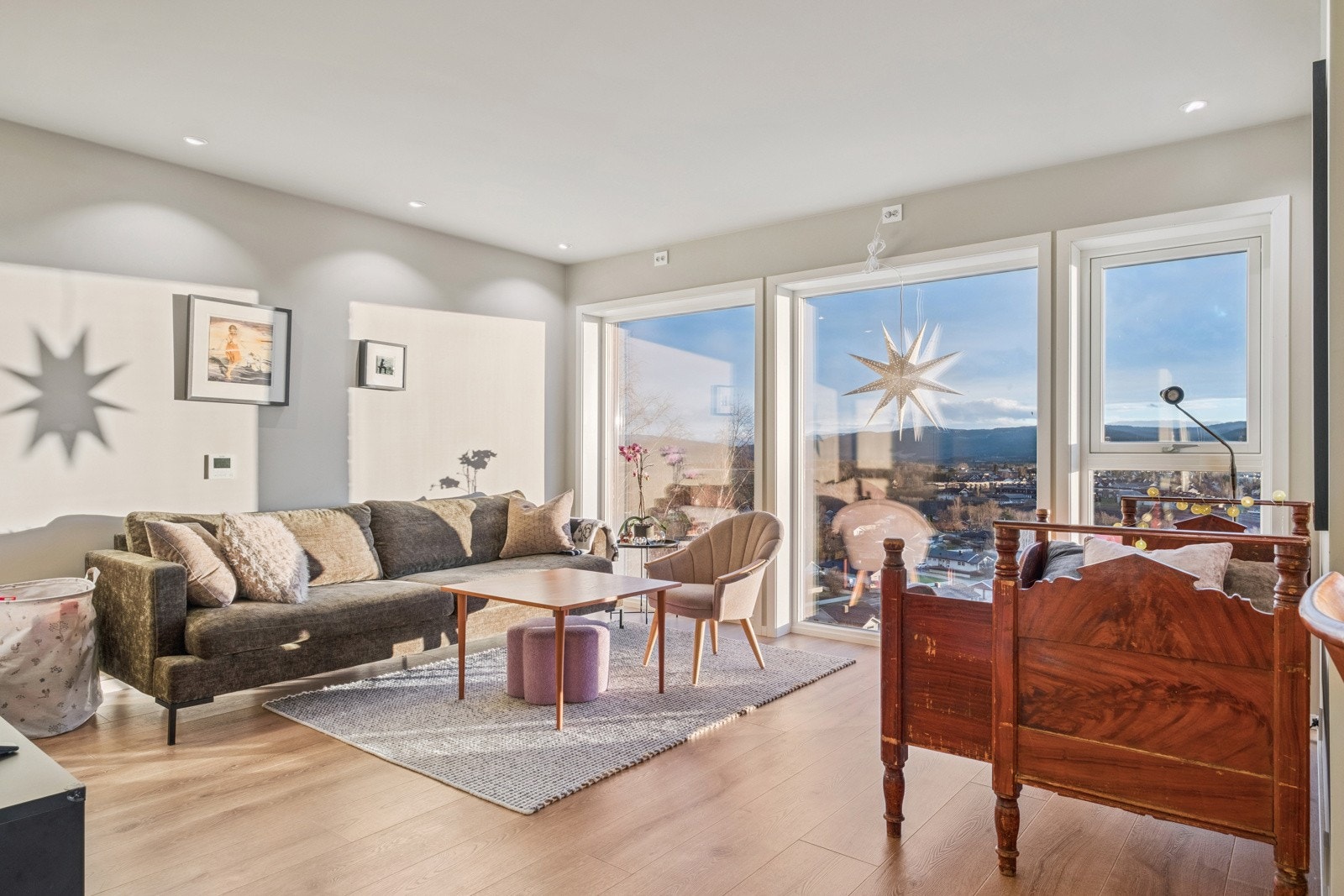 Boligen har gjennomgående høy standard, funksjonell planløsning og rikelig med naturlig lys. Utstrakt bruk av parkett på gulv, slette overfalter på vegger og himling med spotlights Galleribilde