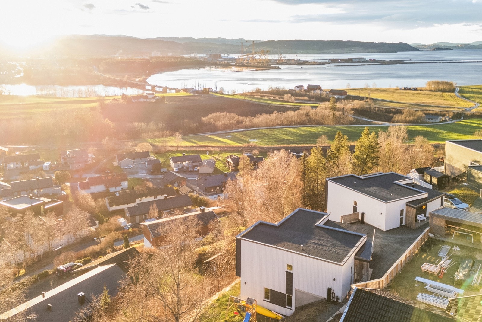 Velkommen til Nordbergshaugvegen 6E - en moderne og ekslusiv enebolig med 4 soverom og garasje fra 2020. Fantastisk beliggenhet, gode sol- og utsiktsforhold Galleribilde