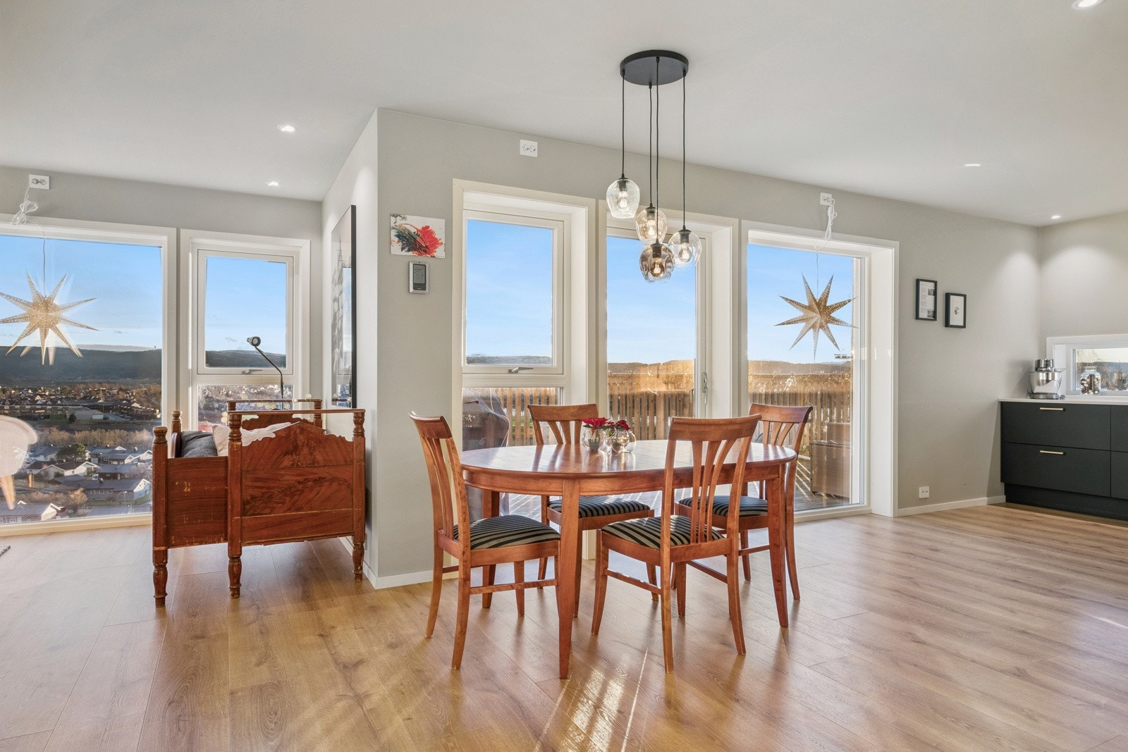 Romslig stue og moderne og påkostet kjøkken med bl a benkeplatei stein, Miele hvitevarer og kaffemaskin. Bora steketopp. Galleribilde