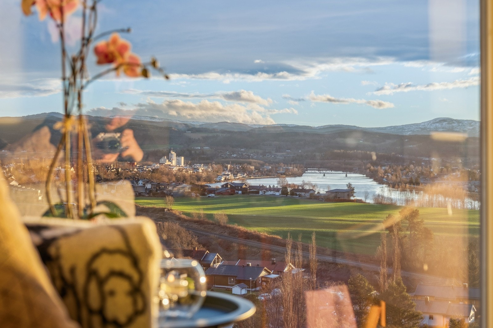 Store vindusflater gir flotte lysforhold og utsikt Galleribilde