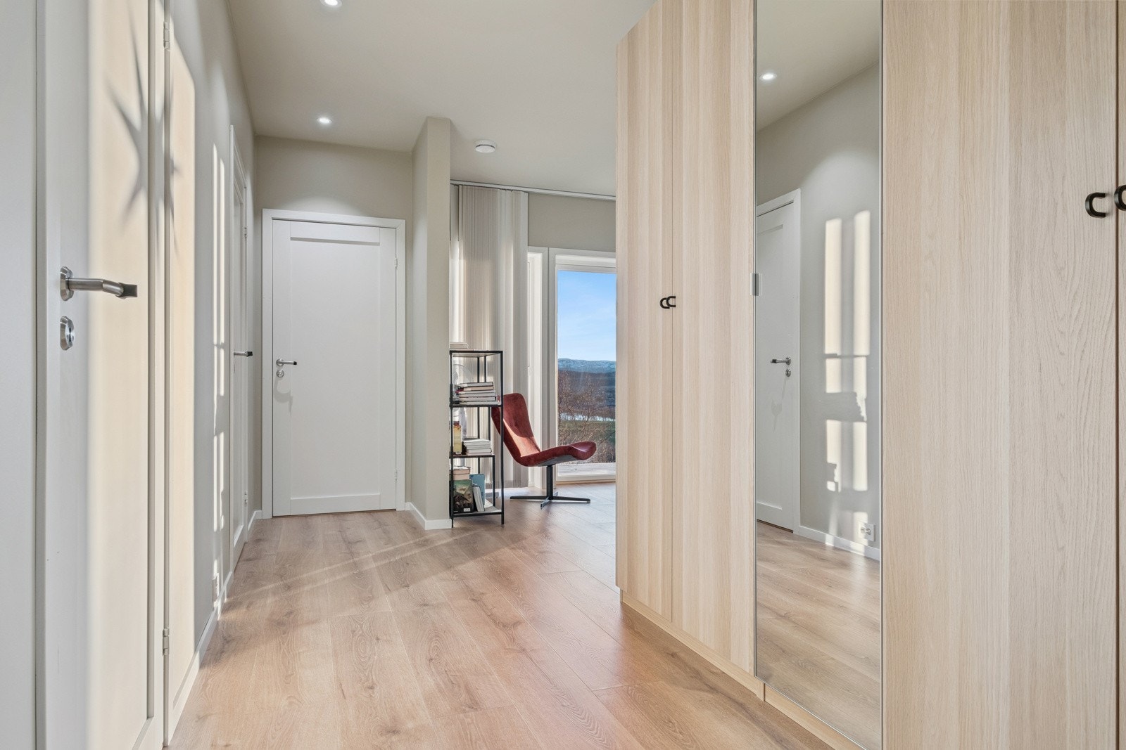 Gang i underetasje med godt med lagringsplass Galleribilde